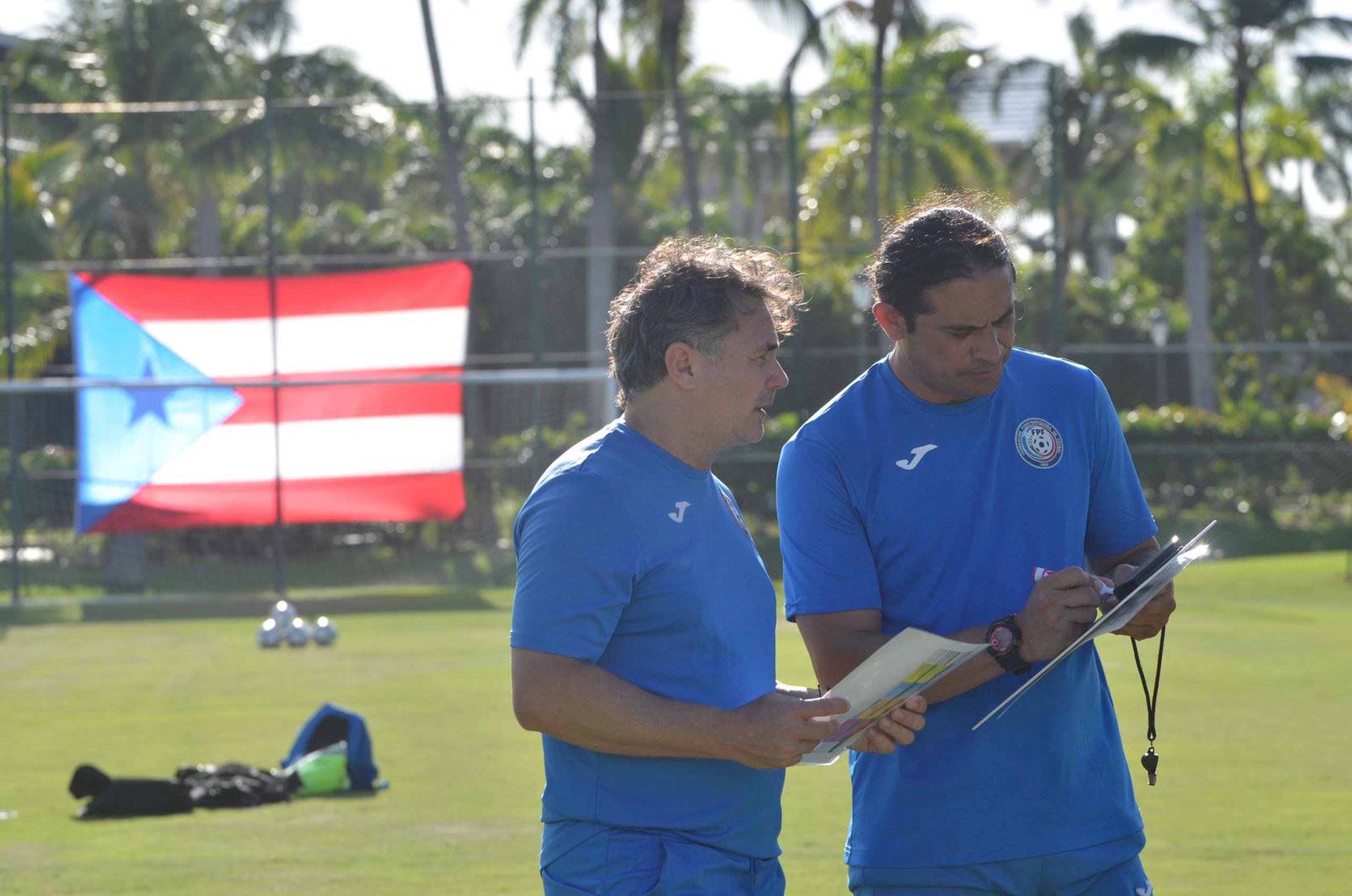 El asistente Pablo Almagro (izquierda) y el director técnico Elgy Morales (derecha) toman anotaciones de la última práctica.