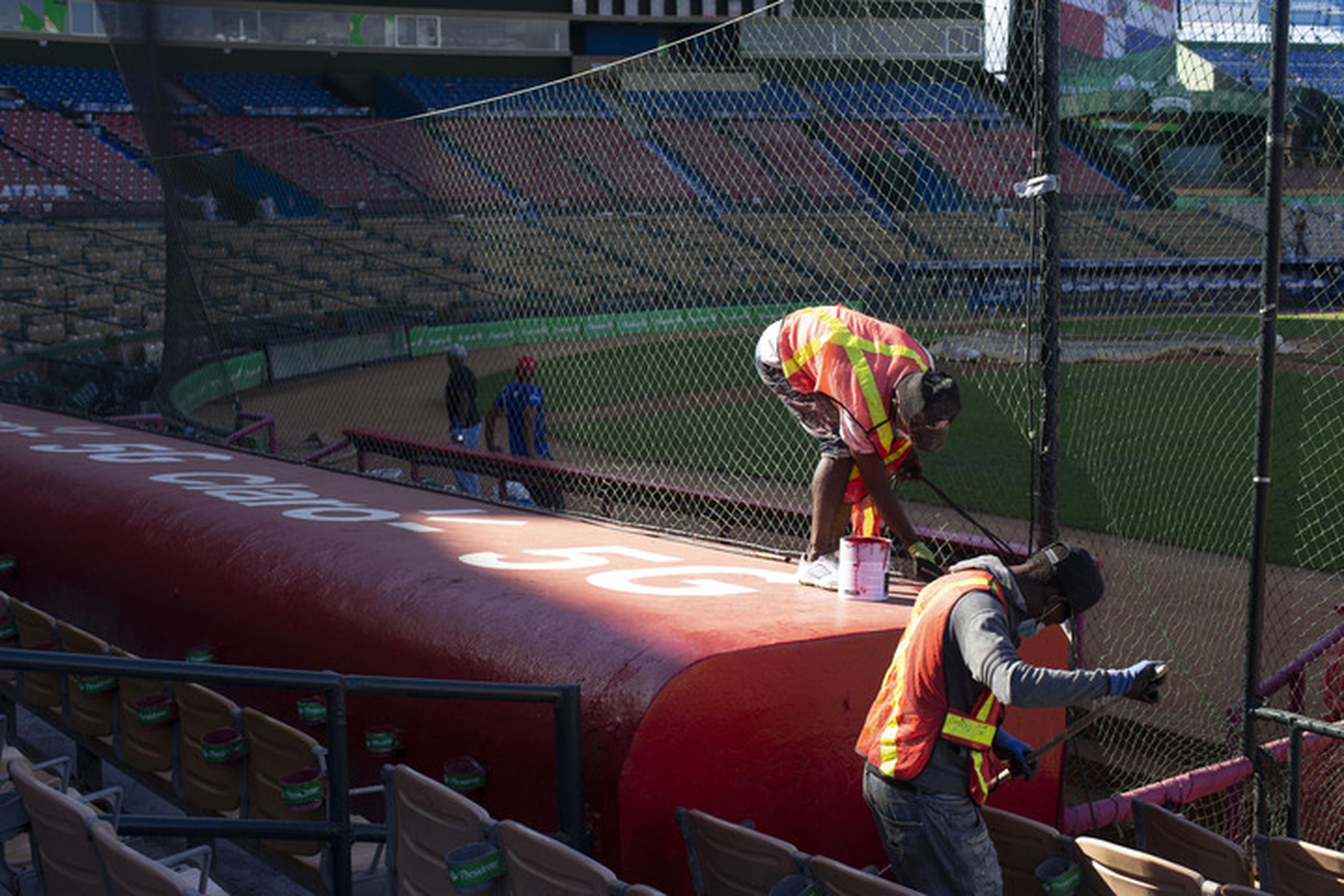 Trabajadores dan toques finales al estadio de la capital que desde el viernes es sede de la Serie del Caribe.