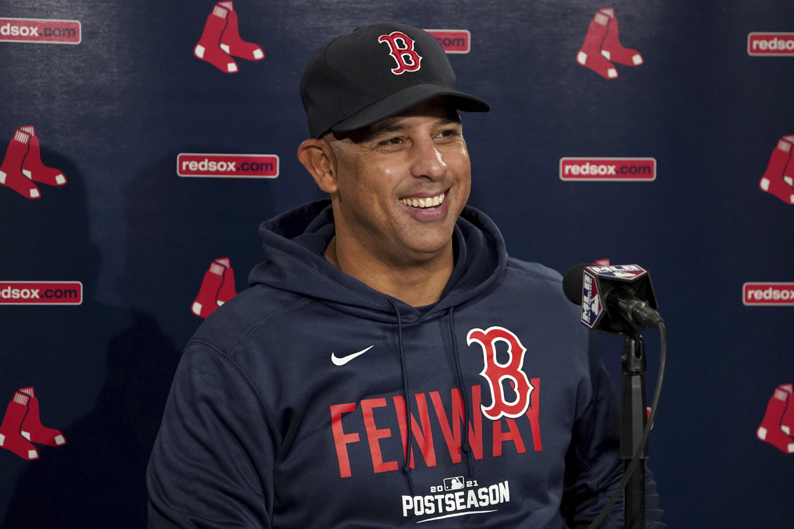 Alex Cora sonríe durante la conferencia de prensa prejuego al duelo entre sus Red Sox y Yankees.