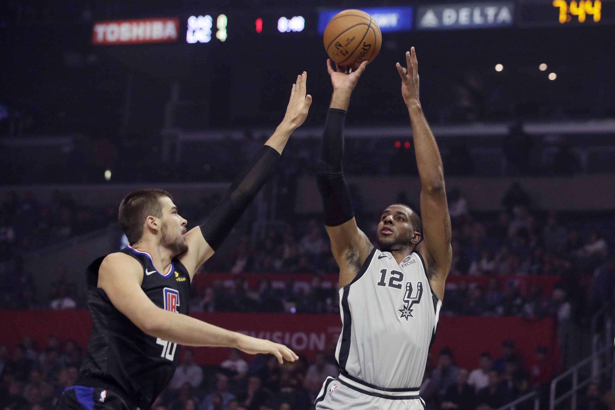 El pívot de los Spurs de San Antonio LaMarcus Aldridge dispara sobre el pívot de los Clippers de Los Ángeles Ivica Zubac en la primera mitad del juego. (AP)