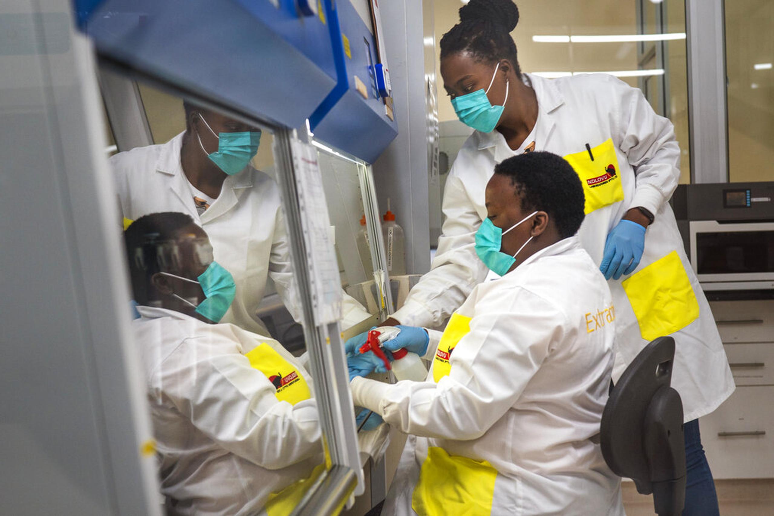Melva Mlambo y Puseletso Lesofi se preparan para secuenciar muestras de la variante ómicron en el Centro de Investigación Ndlovu, en Elandsdoorn, Sudáfrica, el 8 de diciembre de 2021.
