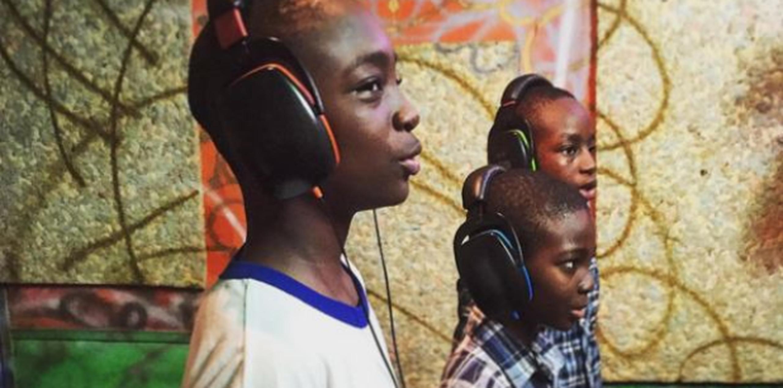 Tres menores participaron de las grabaciones de René Pérez Joglar en la república de Ghana, en África. (Instagram)