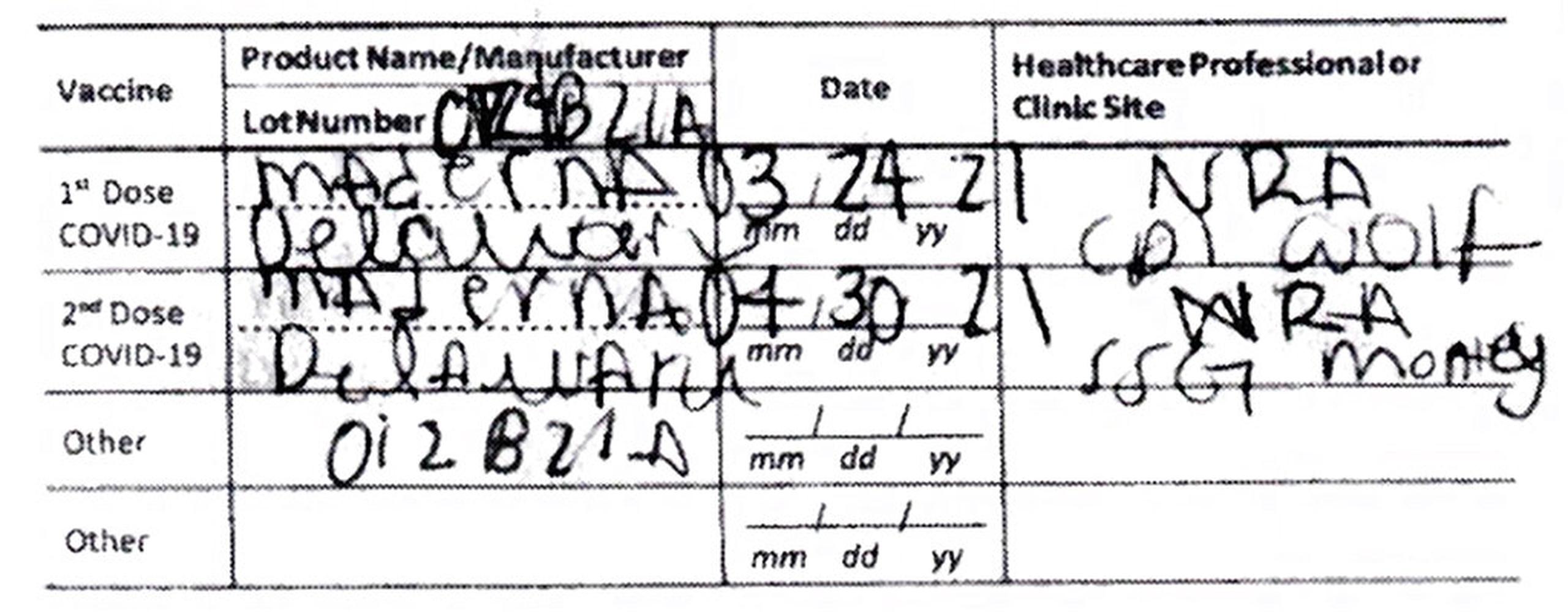 Este documento proporcionado por la fiscalía de Hawái muestra una tarjeta de vacunación contra COVID-19 falsa de una turista que viajó al estado.