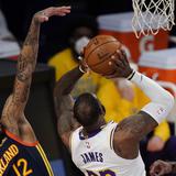 LeBron James anota 19 y guía a los Lakers a una victoria sobre los Warriors