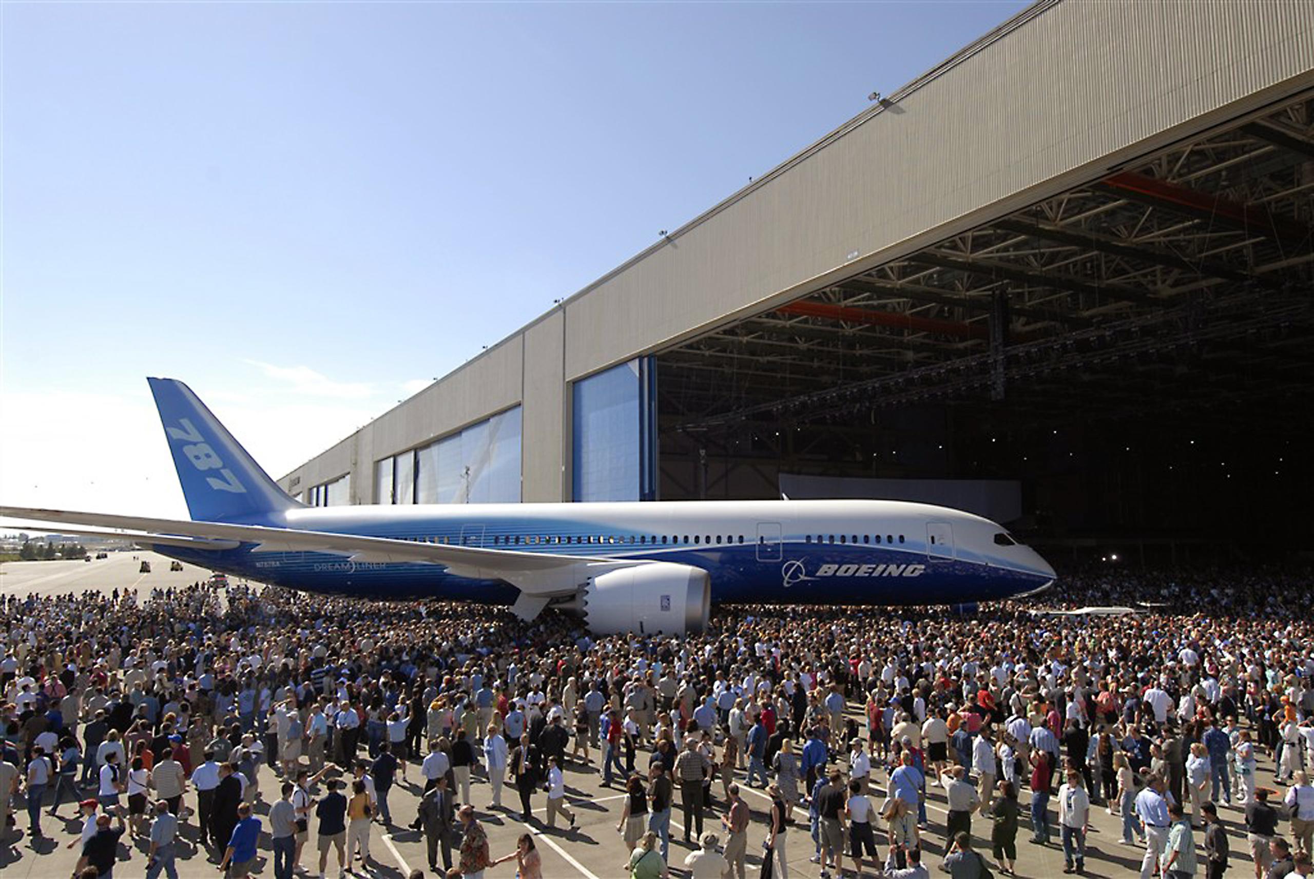 Esta fotografía de archivo tomada el 8 de julio de 2007 en una ceremonia de inauguración en Everett, Washington, muestra el 787 Dreamliner de Boeing.