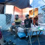 Peñolanos buscan refugio en una farmacia abandonada en Ponce