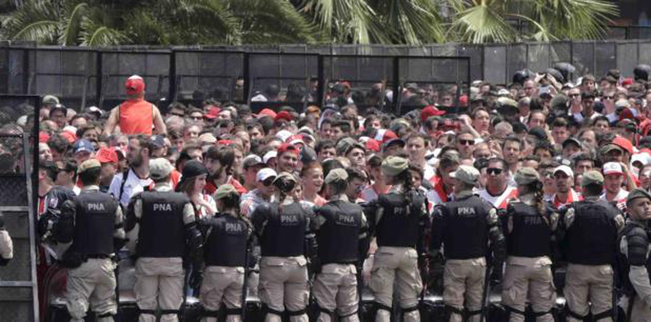 Policías vigilan a simpatizantes del River Plate tras el incidente del fin de semana. (AP)