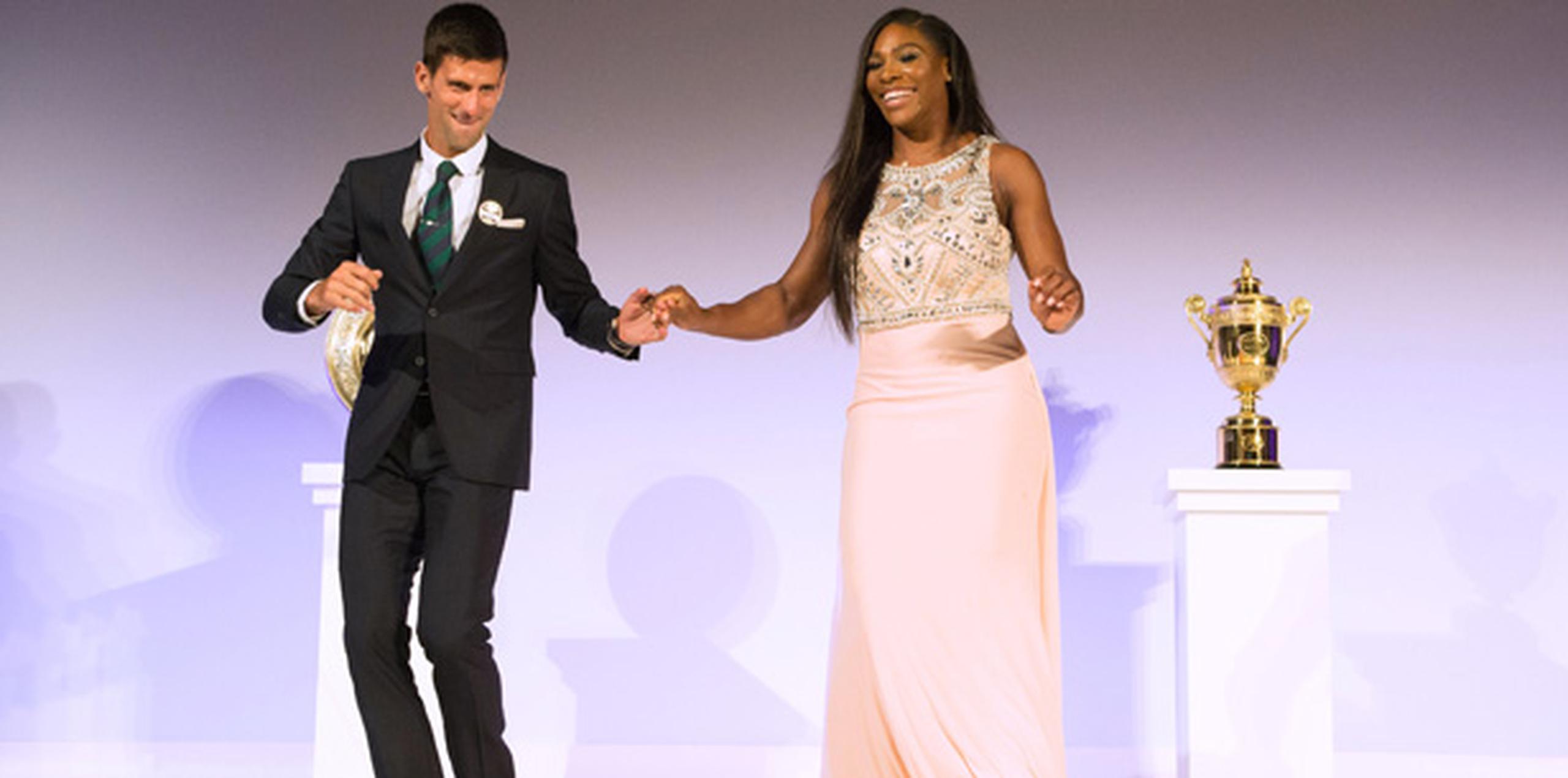 Novak Djokovic y Serena Williams festejaron su triunfo en Wimbledon. (AP)
