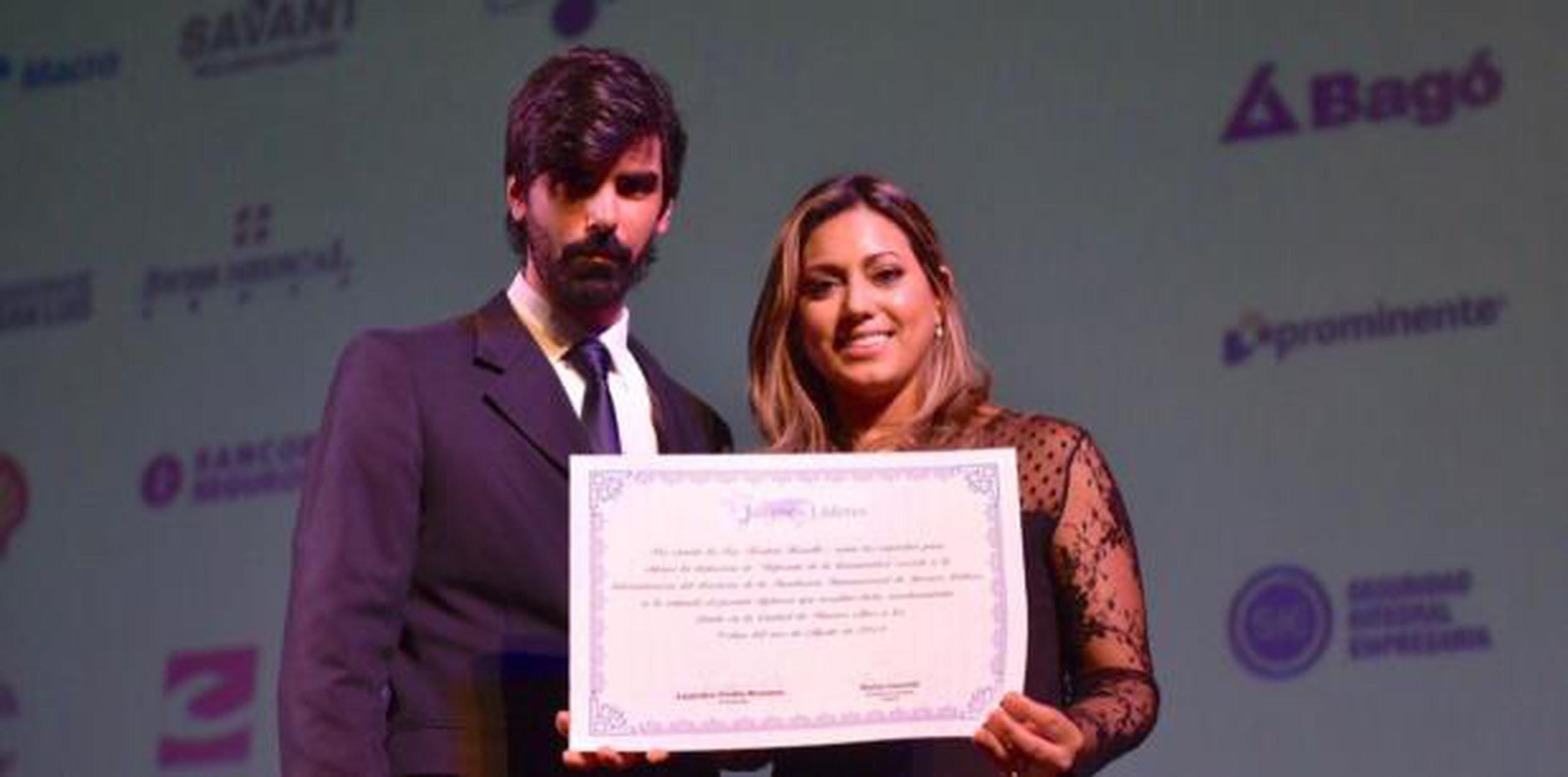 Rosselló junto al presidente de la Fundación Internacional Jóvenes Líderes, Leandro Viotto Romano (Suministrada)