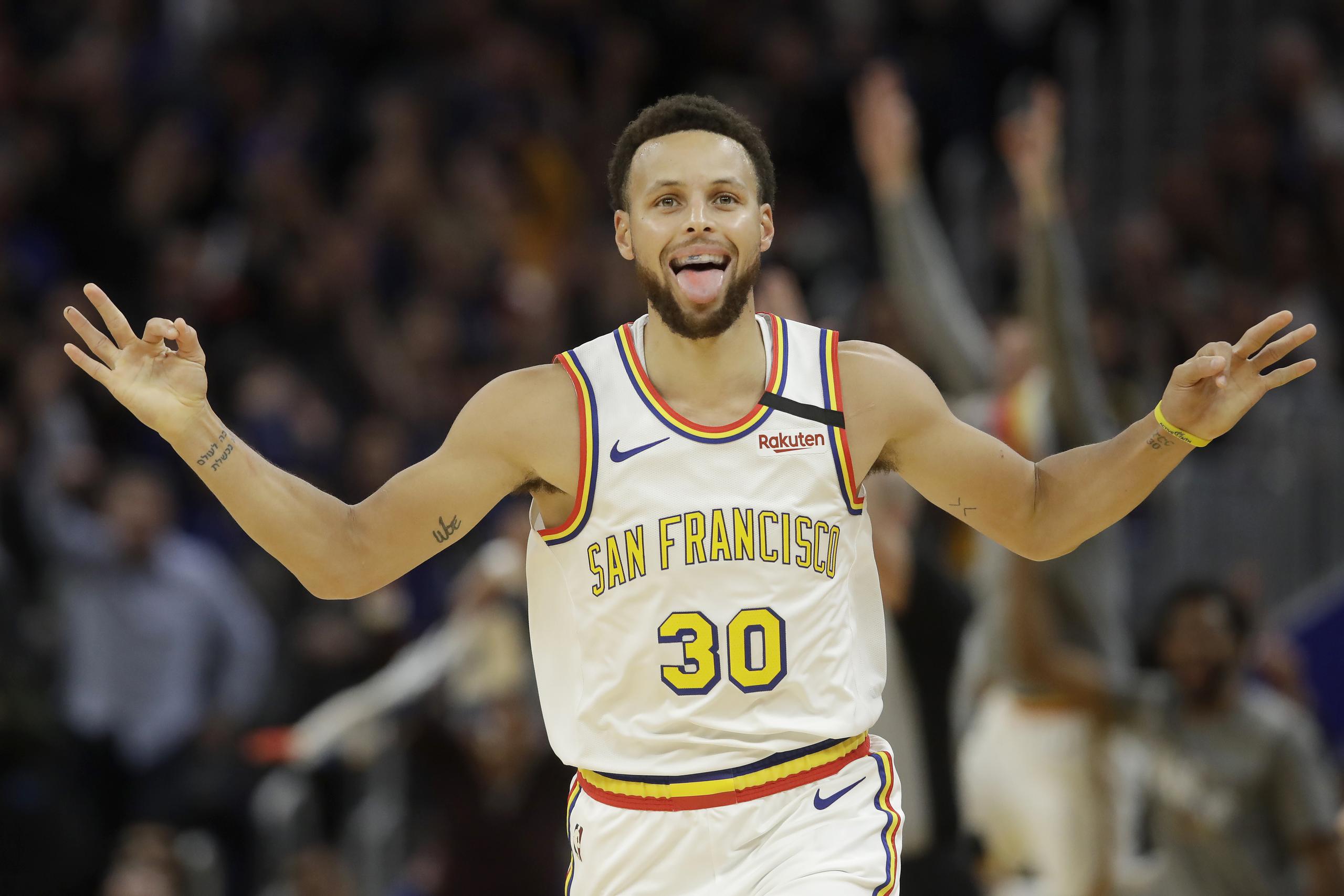 El jugador de los Warriors de Golden State Stephen Curry (30) celebra tras anotar un triple en la primera mitad del juego de la NBA que enfrentó a su equipo con los Raptors de Toronto.