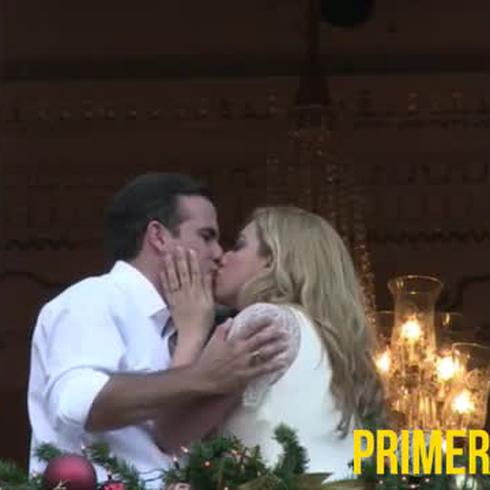 Ricardo y Beatriz Rosselló se besan en el balcón