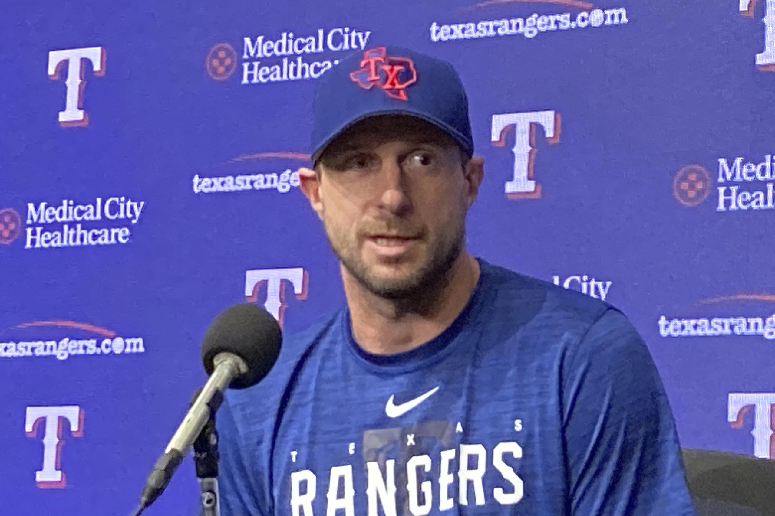El pitcher Max Scherzer responde en una conferencia de prensa que marcó su presentación con los Rangers de Texas.