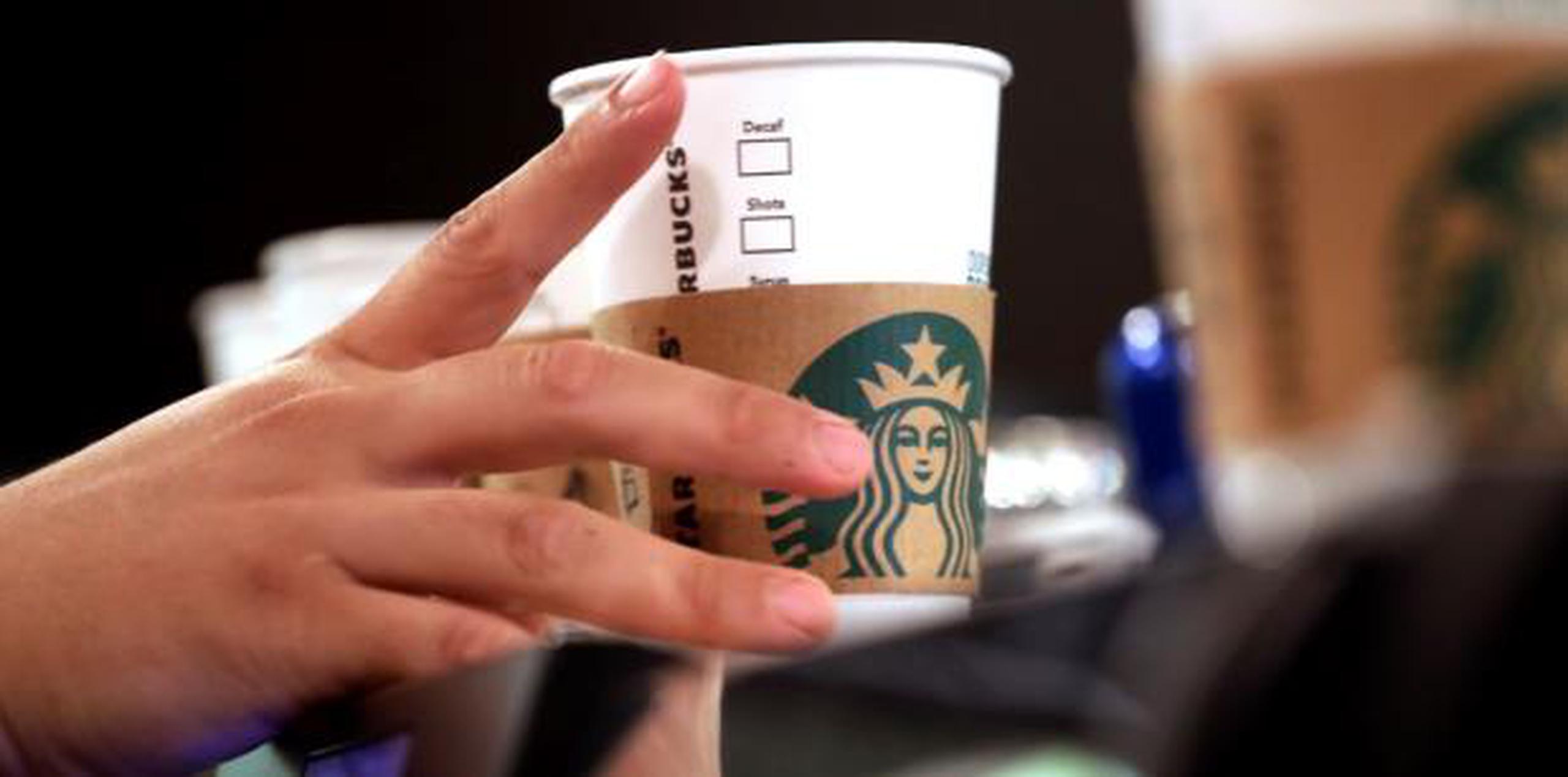 Starbucks Corp. dijo que ha aumentado los precios en un promedio de 1% a 2% en el último año. (AP / Elaine Thompson)