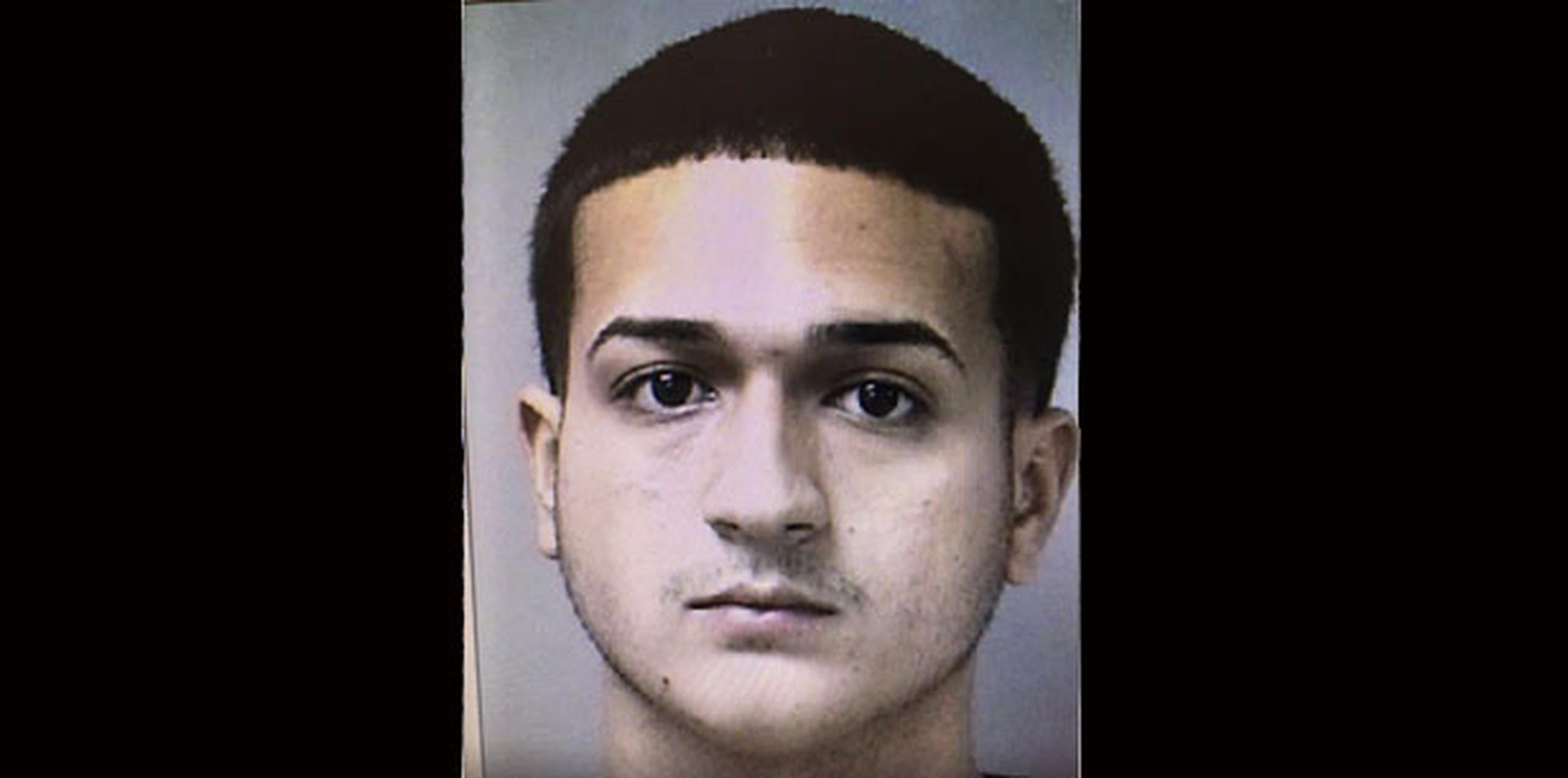 Contra Joseph Matos Díaz, de 22 años, se ordenó la radicación de cargos en ausencia por el triple asesinato reportado el domingo en el barrio Santa Cruz de Carolina. (Suministrada)