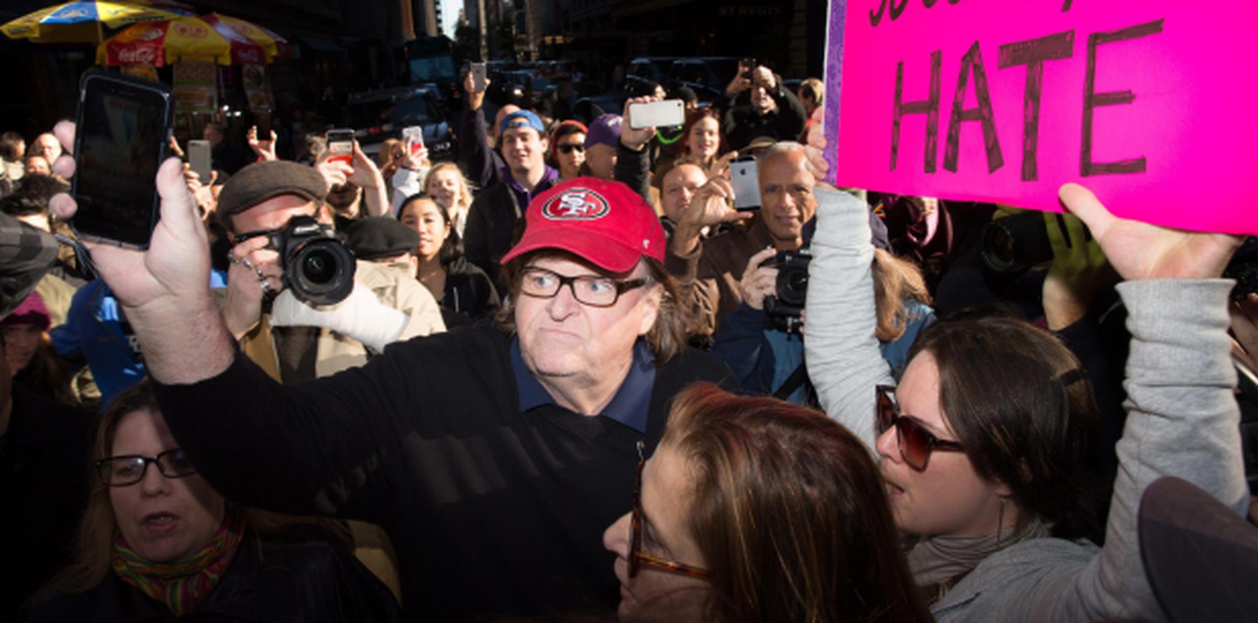 Michael Moore se unió a las protestas en contra de la presidencia de Trump en Nueva York. (Prensa Asociada)