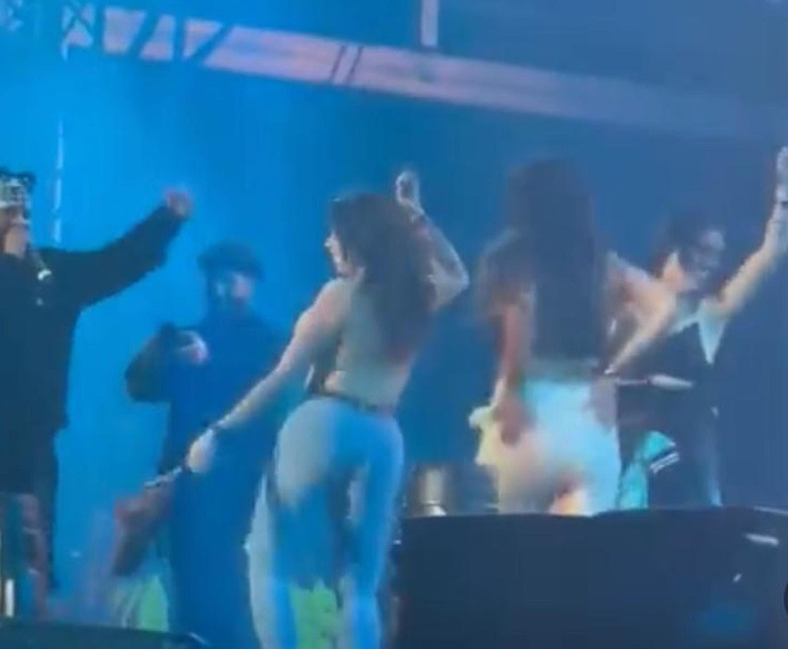 Captura del video del momento que varias fanáticas se suben a la tarima, durante el concierto de Jowell y Randy, y empezaron a mostrar sus senos.