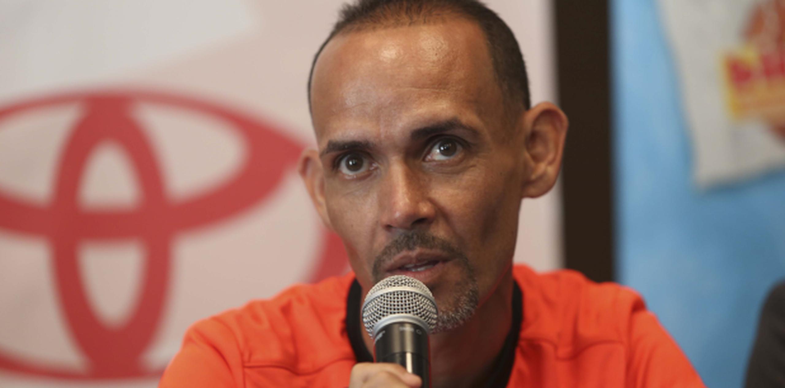 El maratonista Luis Collazo participó de la conferencia de prensa. (wandaliz.vega@gfrmedia.com)