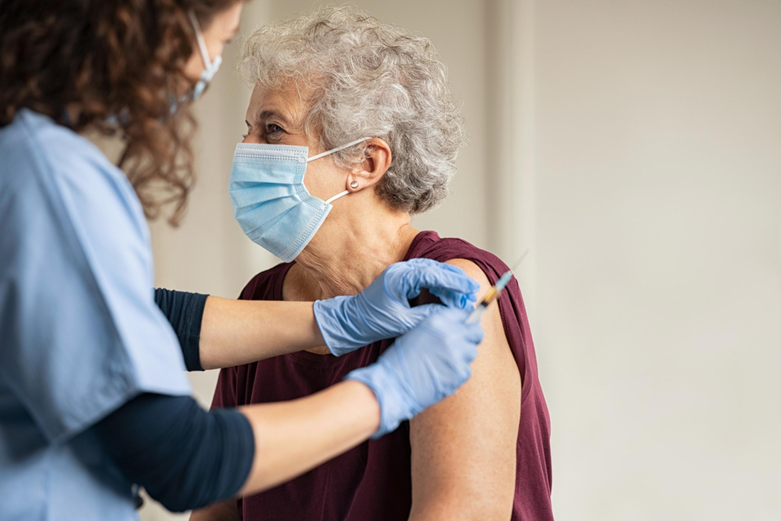 La vacunación contra la influenza es una medida de salud vital en esta época, y ahora más, con la pandemia del COVID-19.