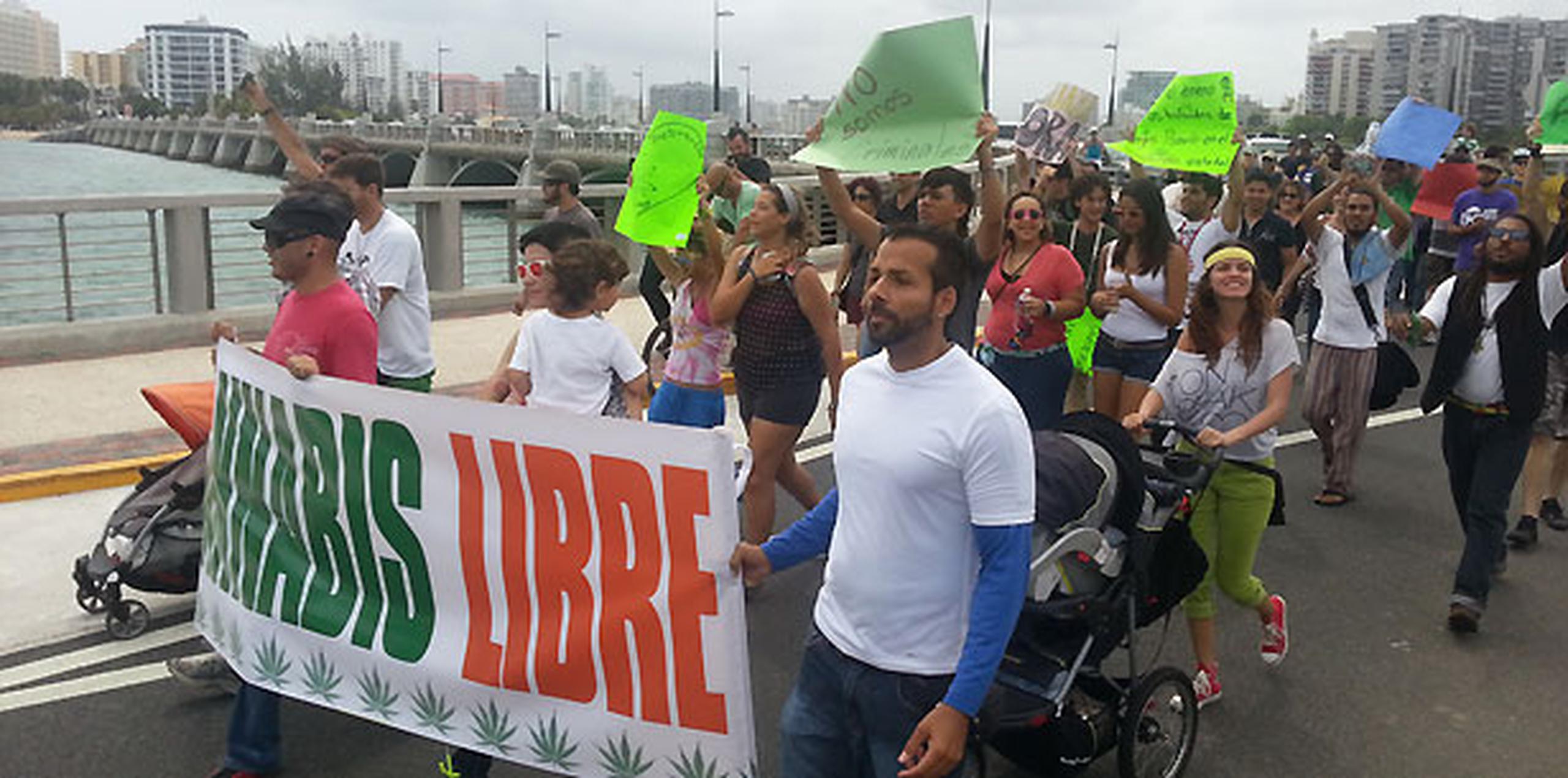 El grupo marchó desde el Parque del Indio en el Condado hasta la Casa de las Leyes en un ejercicio para crear conciencia de los beneficios del cannabis. (Foto: Jorge Ramírez Portela)
