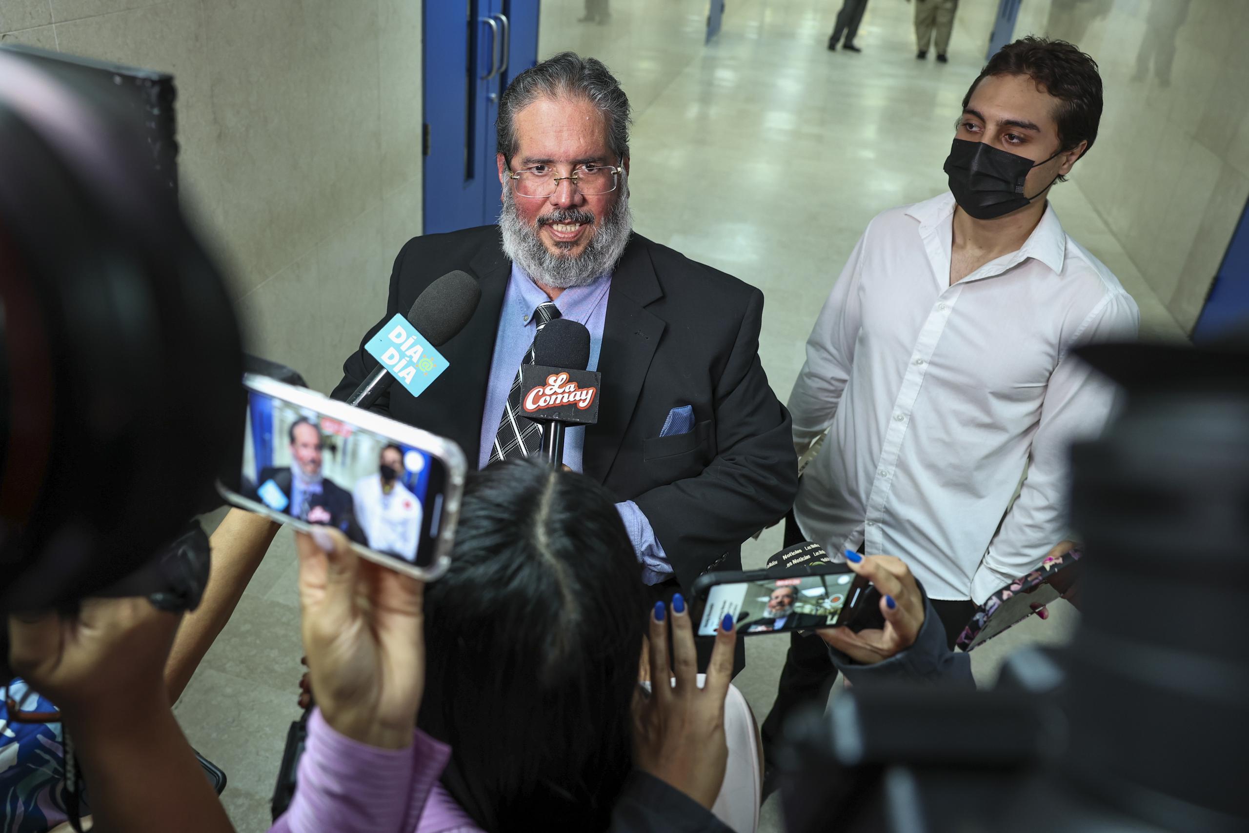 Dennis Sánchez Martin (a la derecha) pide la renuncia del licenciado Michael Corona, quien asumió su defensa en marzo del 2023.