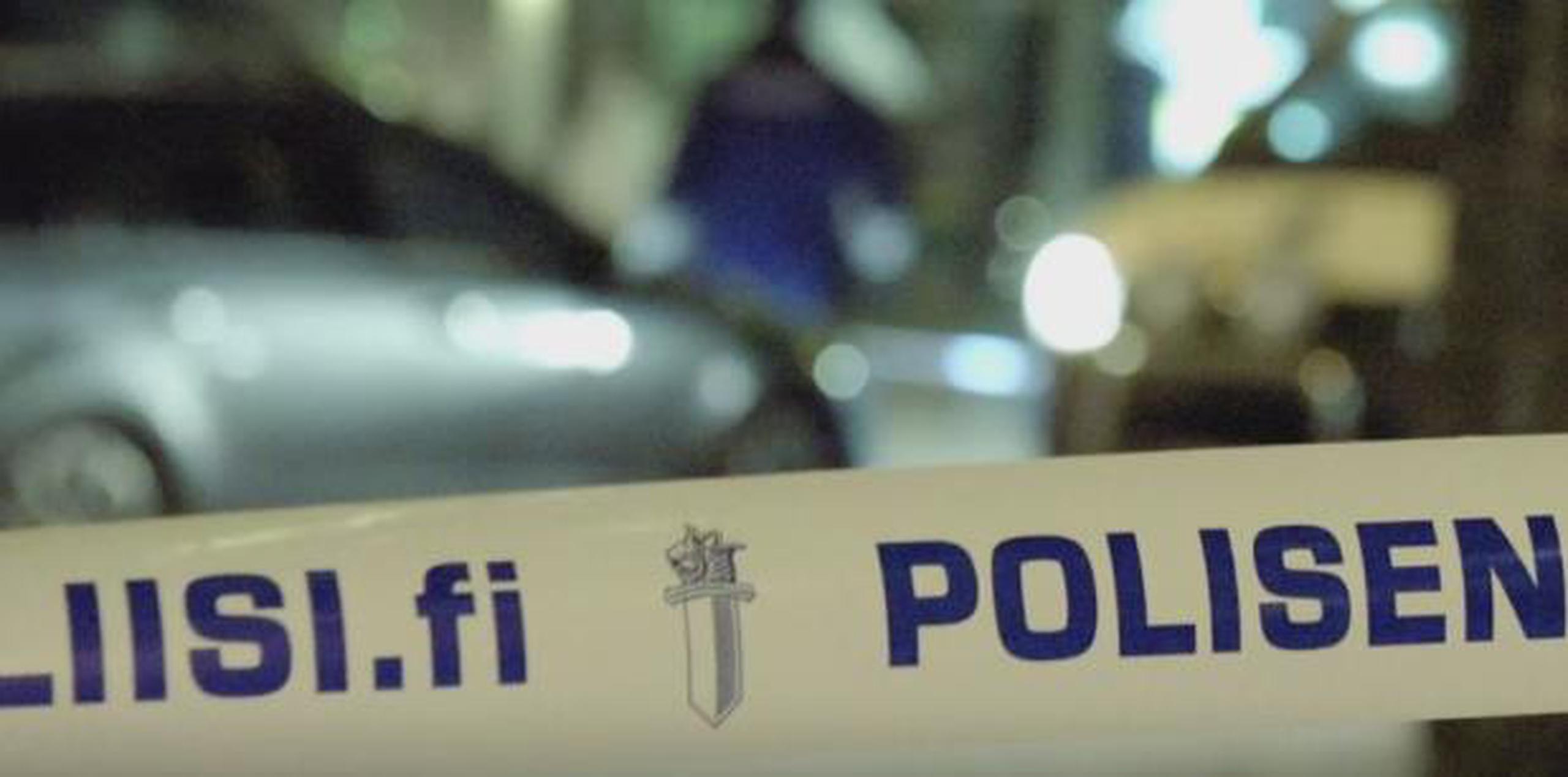 El primer ministro Antti Rinne tuiteó que la violencia era “escandalosa y totalmente condenable”. (Captura vídeo Independent)