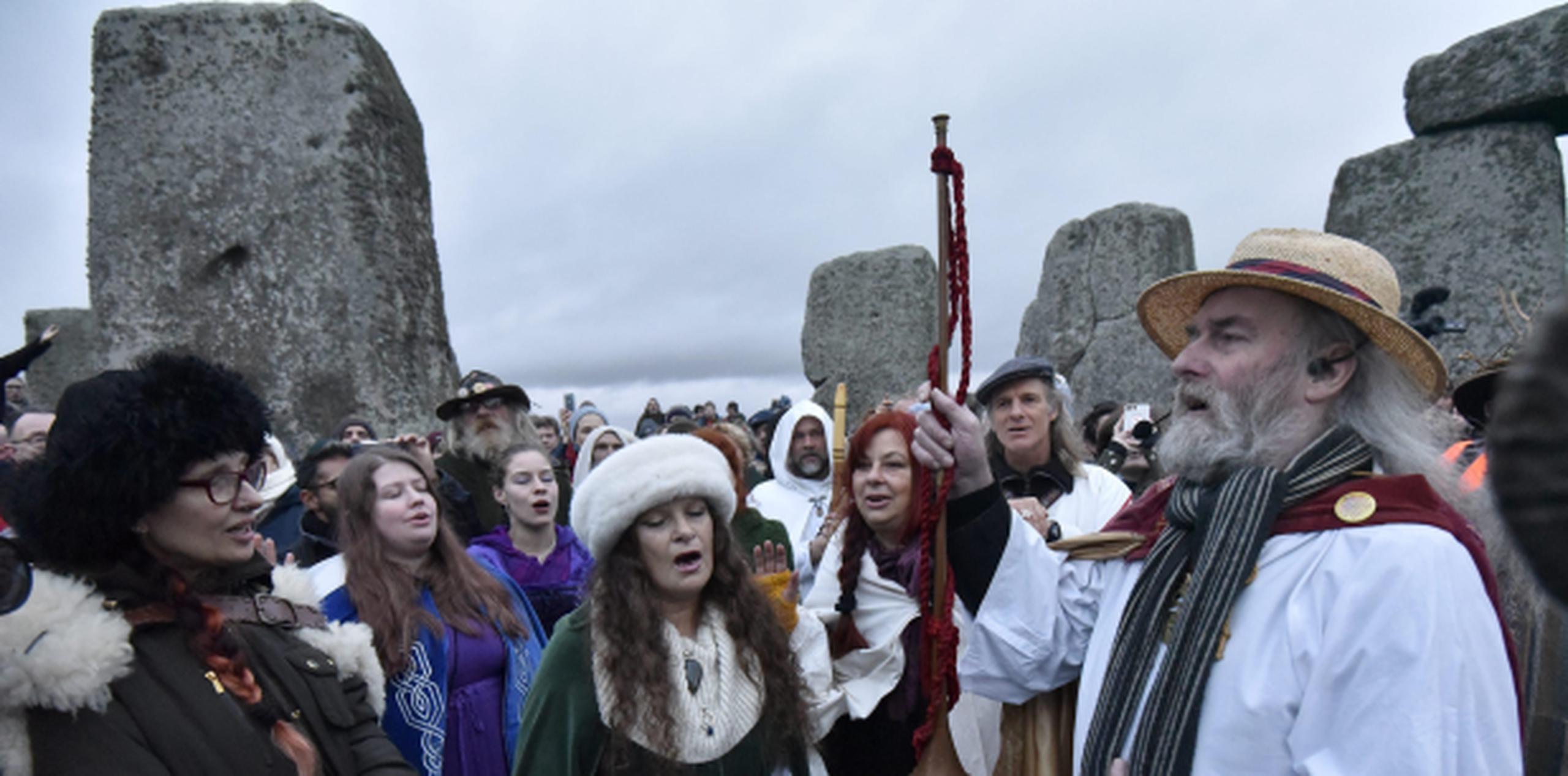 Personas disfrazadas de druidas acudieron hoy al monumento de Stonehenge para el solsticio. (Archivo)