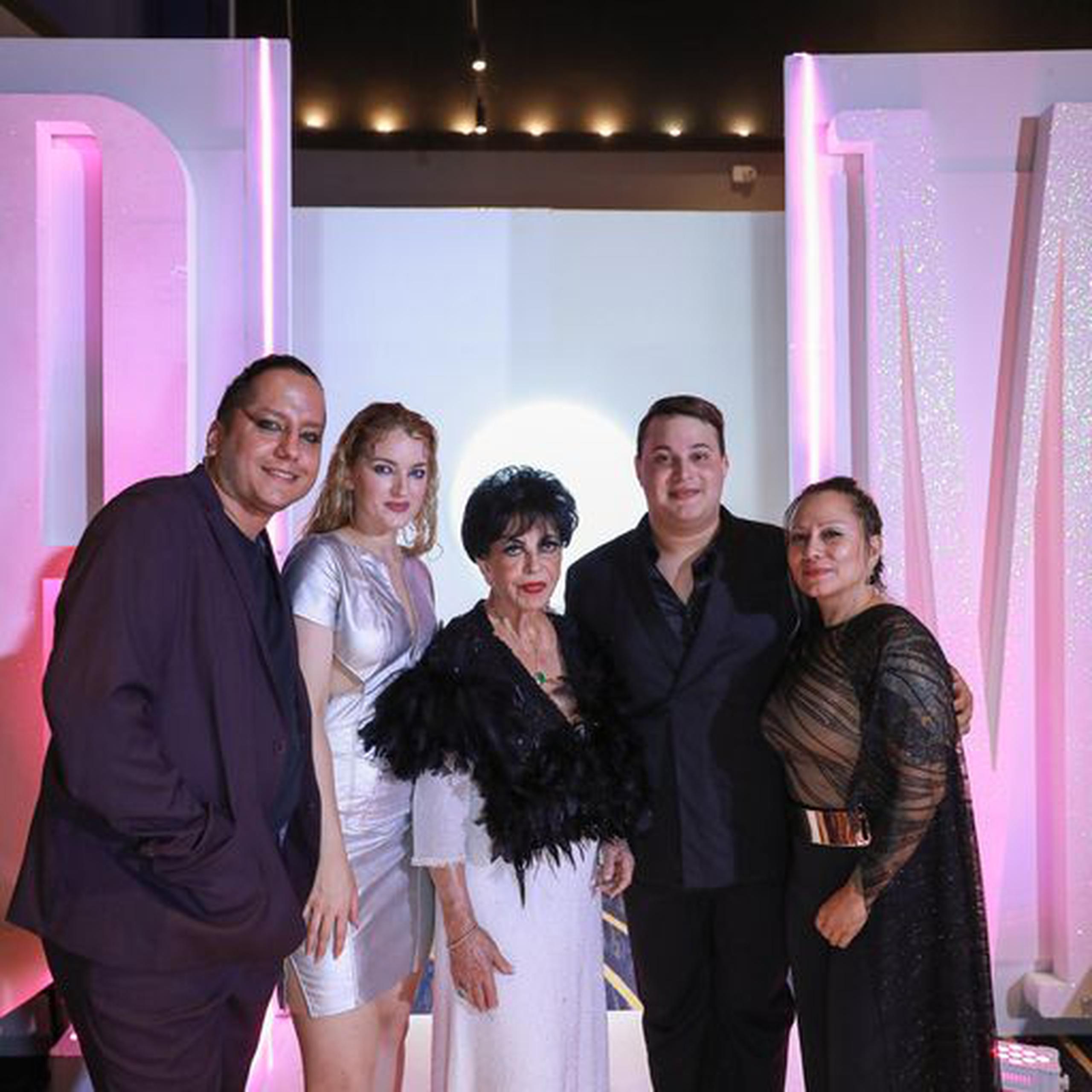 Carlota Alfaro junto con los finalistas y el ganador del reality de Telemundo.
