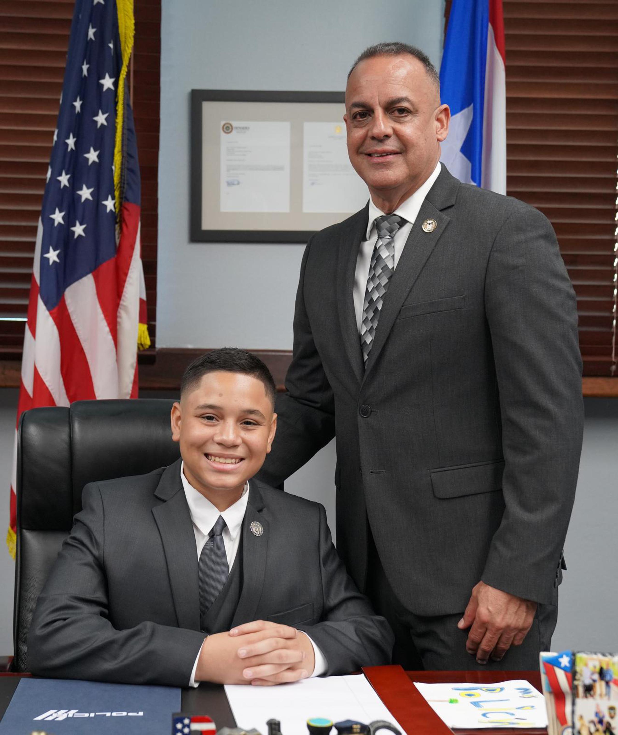 El adolescente Nesdiel Rivera Santana ocupó durante varias horas la posición de comisionado de la Policía, de la mano de Antonio López Figueroa, para conocer sus funciones diarias.