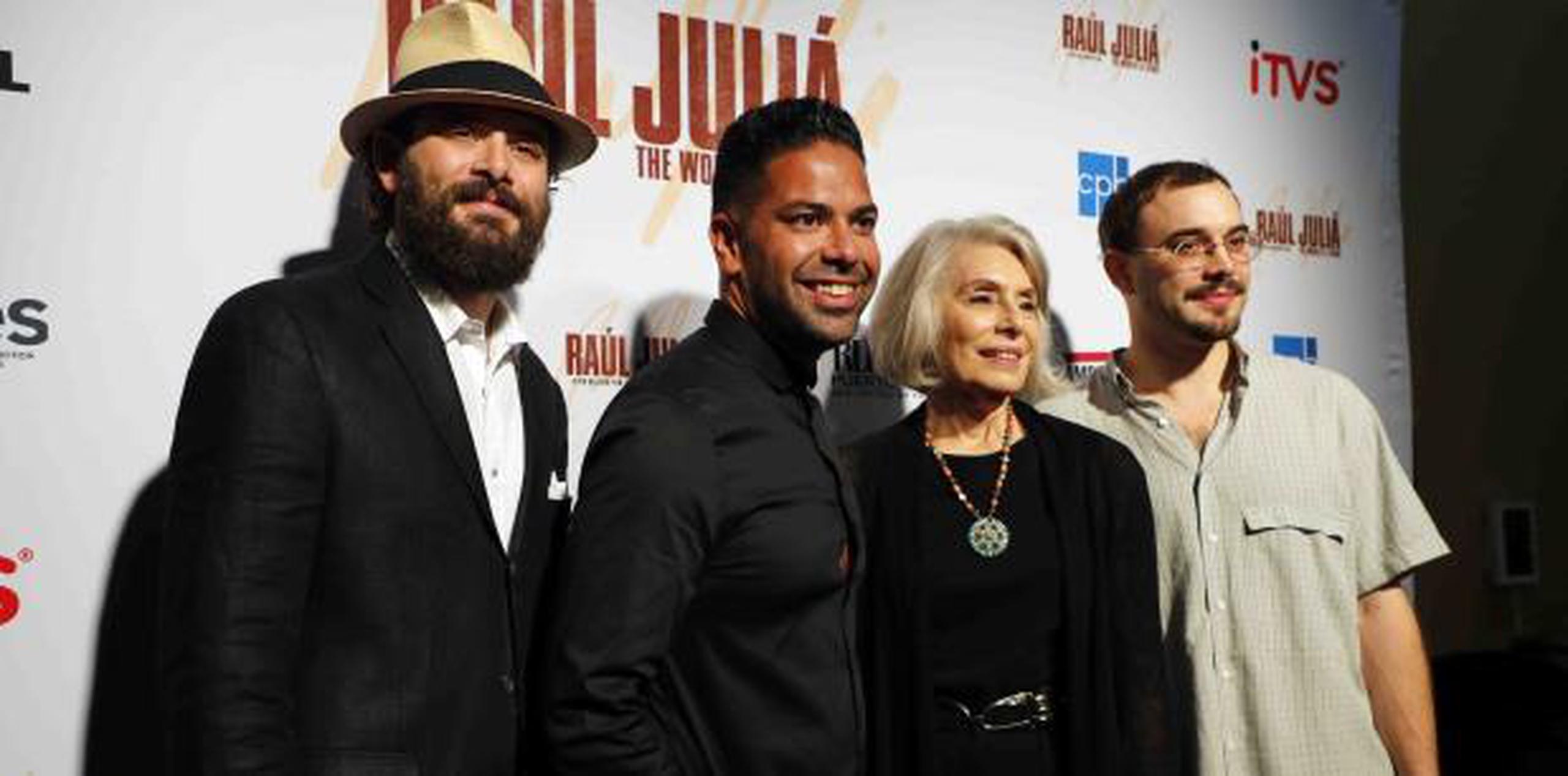 El director del documental, Ben De Jesús (segundo desde la izquierda) junto a la viuda, Merel Juliá, y sus hijos,  Raúl Sigmund y Benjamín Rafael.   (pablo.martínez@gfrmedia.com)
