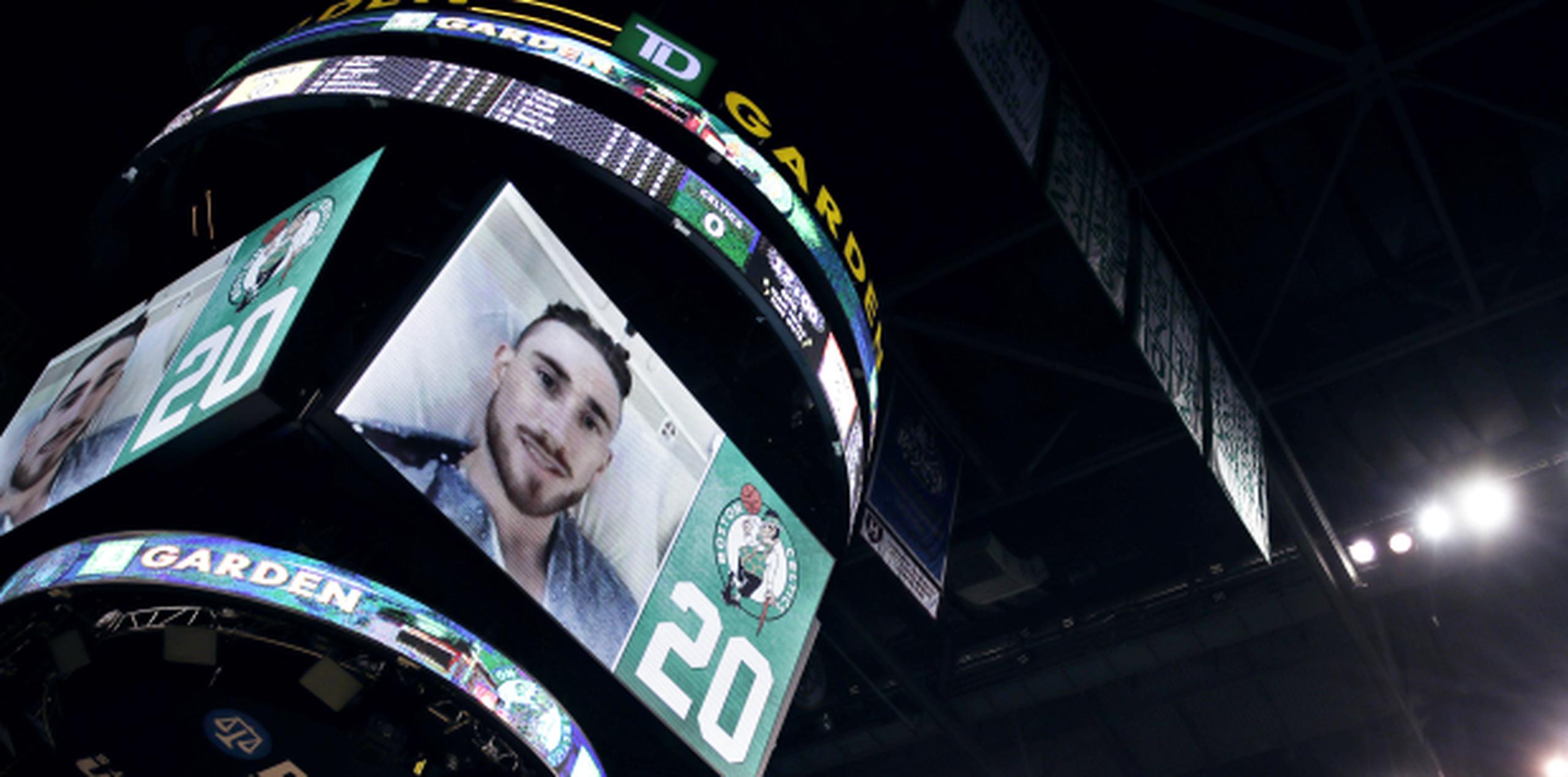 Un vídeo de Hawyard desde su camilla en el hospital fue colocado en la pantalla gigante del TD Garden en Boston previo al partido ante los Bucks. (AP / Charles Krupa)