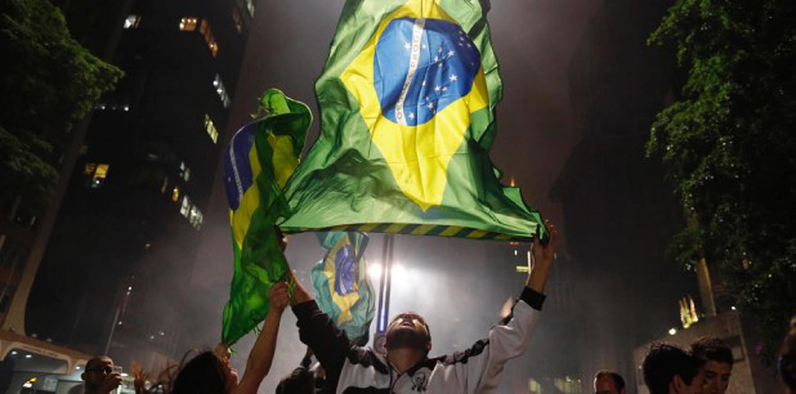 Miles de protestantes en Brasil lograron que se derogara un aumento en el precio del transporte público, una de las demandas principales de los manifestantes. (AP Photo/Nelson Antoine)