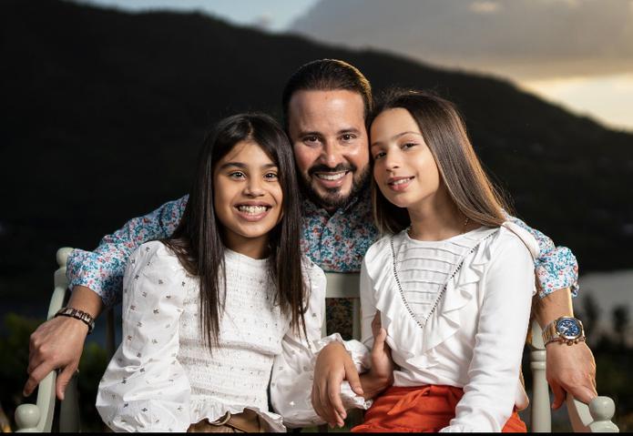 Luis Javier Hernandez, alcalde de Villalba, con sus hijas.