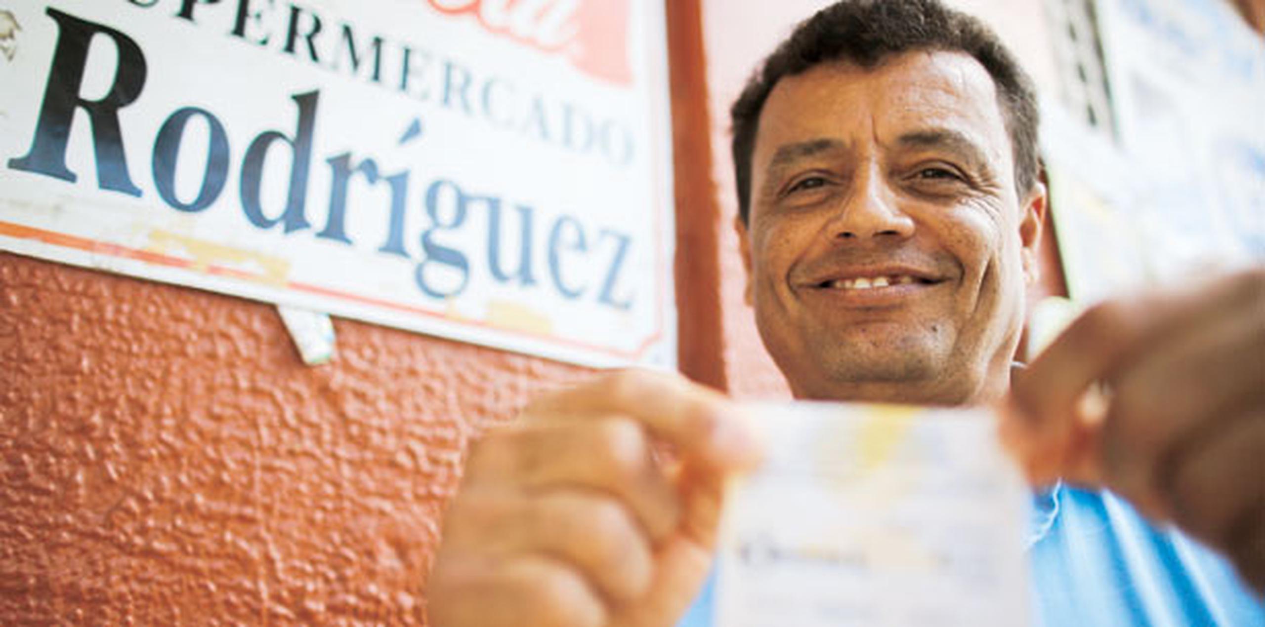 Muchos, como Alcides Rodríguez, jugaron un pesito en el supermercado Rodríguez a ver si también son millonarios. (tonito.zayas@gfrmedia.com)