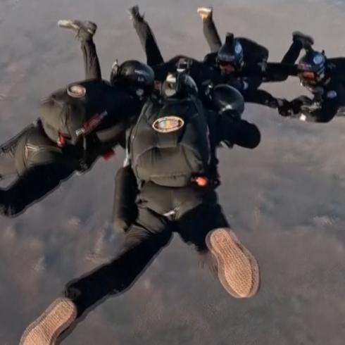 ¡Qué locura! Se tiran a 38,000 pies de altura y rompen récord en paracaidismo
