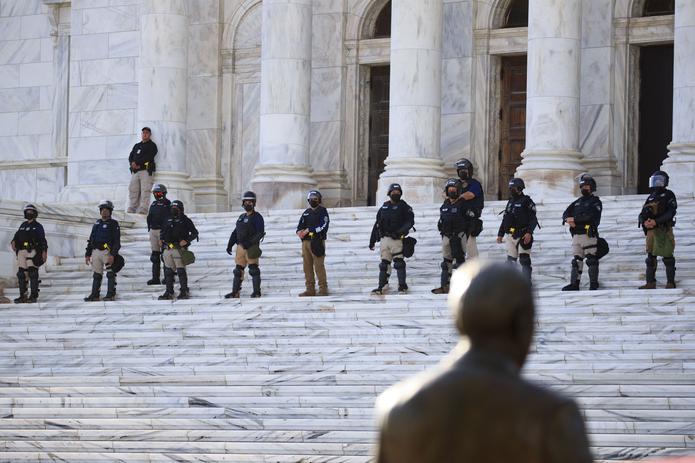 Oficiales de la Policía en el lado sur del Capitolio.