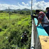 Rescatan de un río a sospechoso de transitar en vehículo hurtado en Corozal 