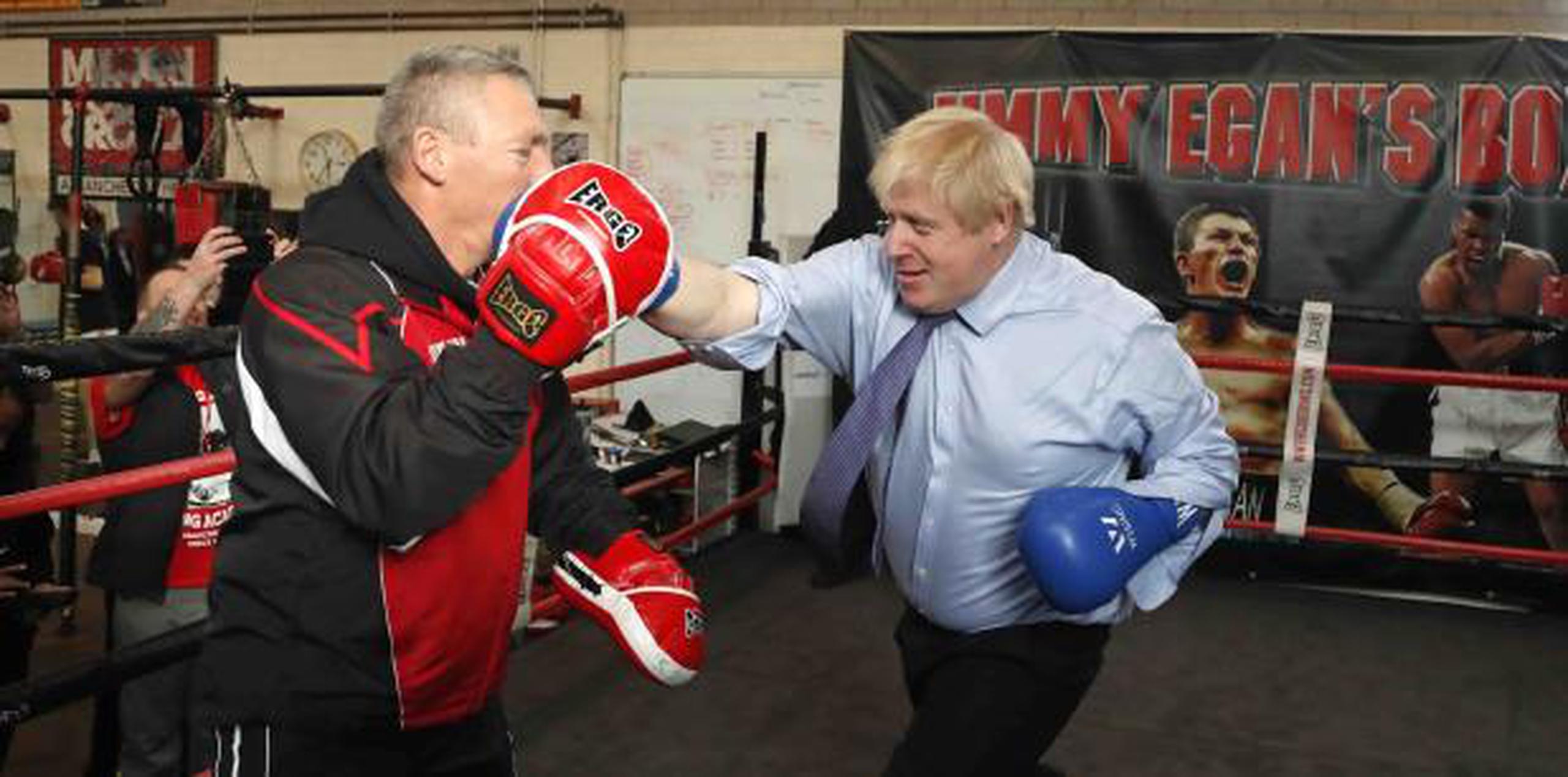 La elección enfrenta a los conservadores de Johnson, aquí en una sesión de boxeo, con su promesa de “completar el Brexit”, con el Partido Laborista, que dijo que celebrará un nuevo referéndum sobre la permanencia en la UE.  (AP)