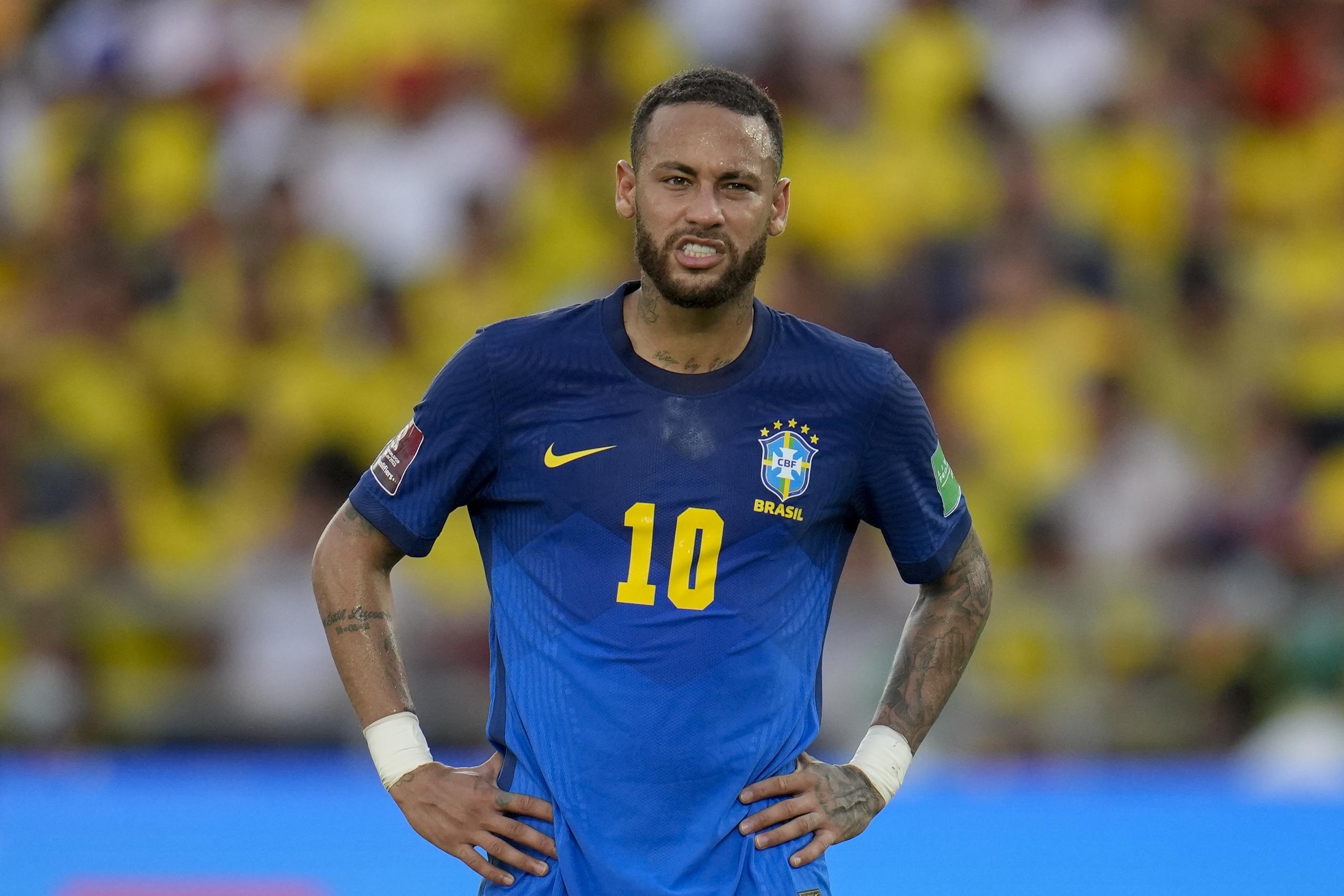 El delantero brasileño Neymar gesticula durante el empate 0-0 contra Colombia por las eliminatorias del Mundial.