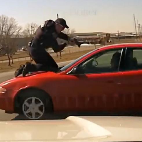 Policía se trepa en bonete y "vuela" durante persecución en Iowa