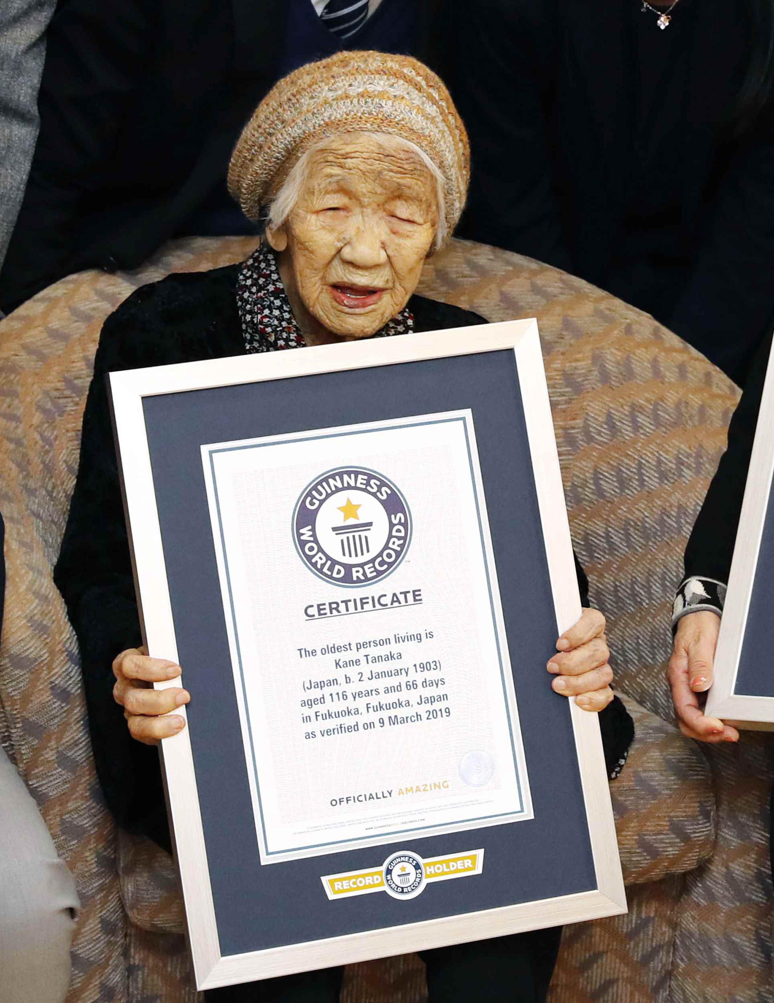 Kane Tanaka, una japonesa de 116 años de edad, posa con su certificado Guinness World Records en una residencia de ancianos donde vive en Fukuoka, suroeste de Japón. (Takuto Kaneko/Kyodo News vía AP)