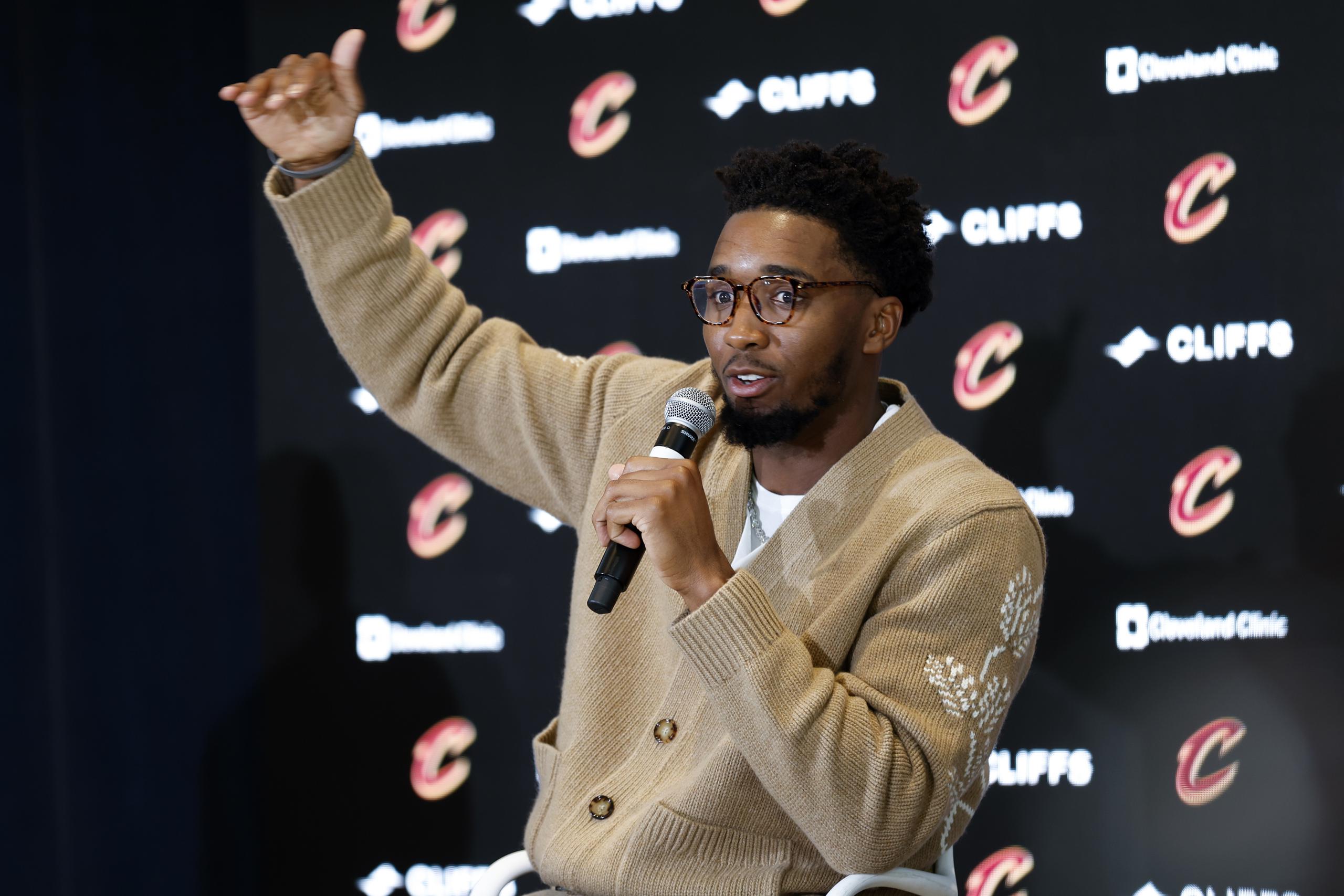 Donovan Mitchell, de los Cavaliers de Cleveland, responde preguntas durante la conferencia de prensa de presentación con su nuevo equipo de la NBA.