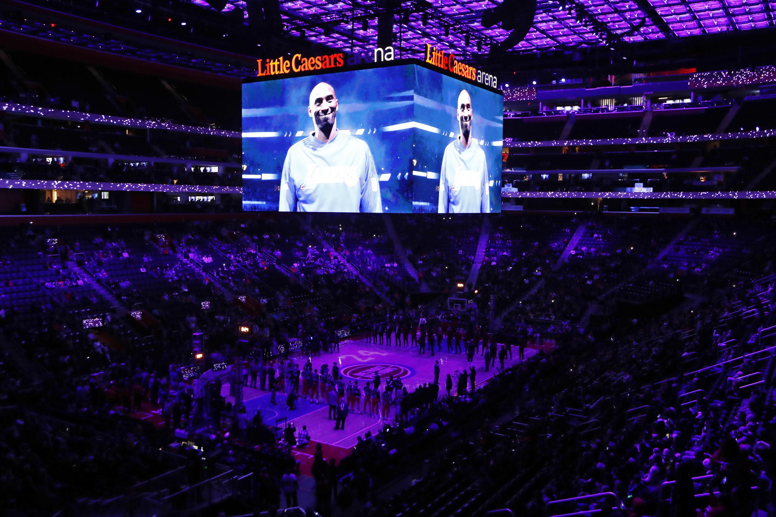 Una imagen de Kobe Bryant se muestra en las pantallas gigantes del hogar de los Pistons de Detroit antes del inicio del encuentro del lunes ante los Cavaliers de Cleveland.