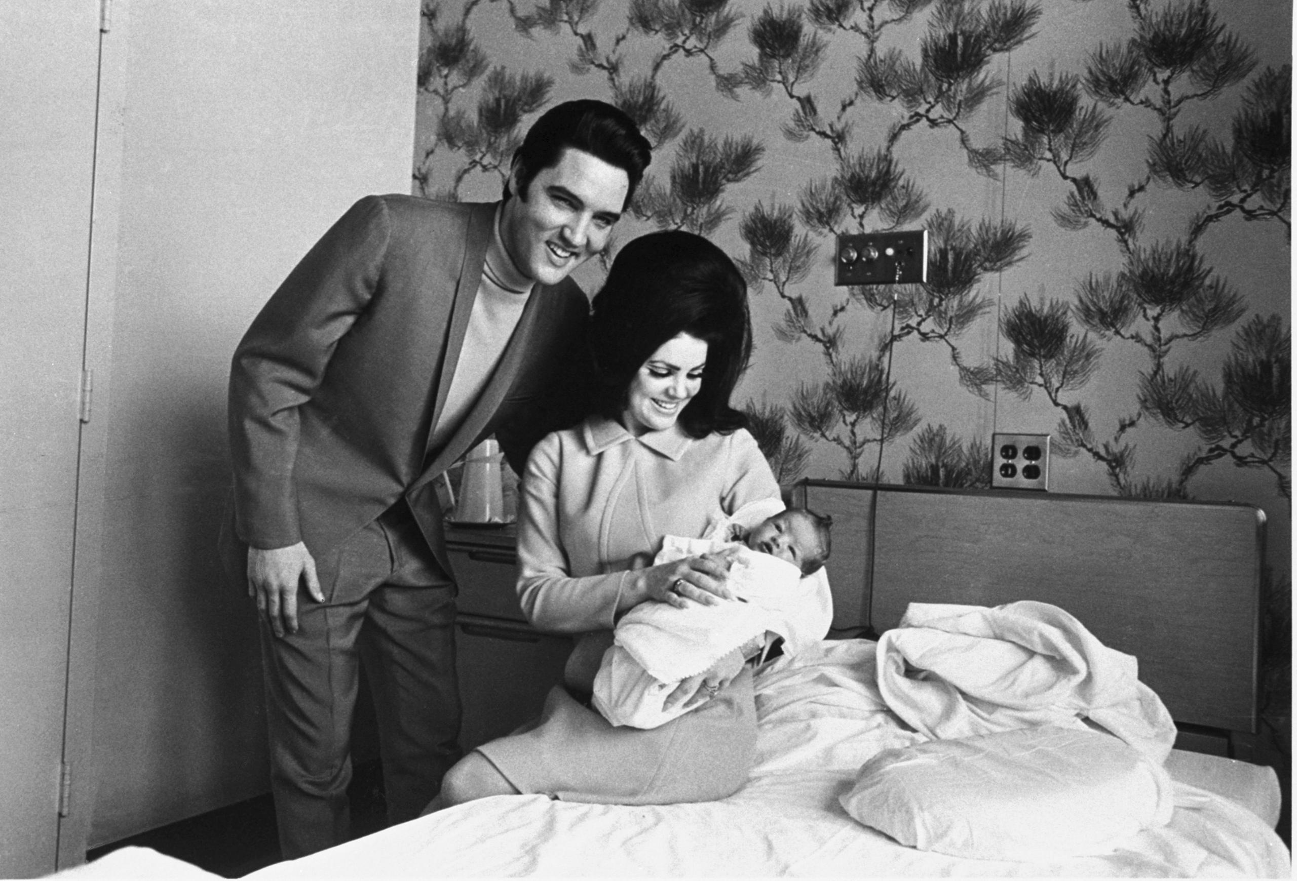 Lisa Marie Presley posa para su primera foto, en el regazo de su madre, Priscilla, el 5 de febrero de 1968, con su padre, Elvis Presley.