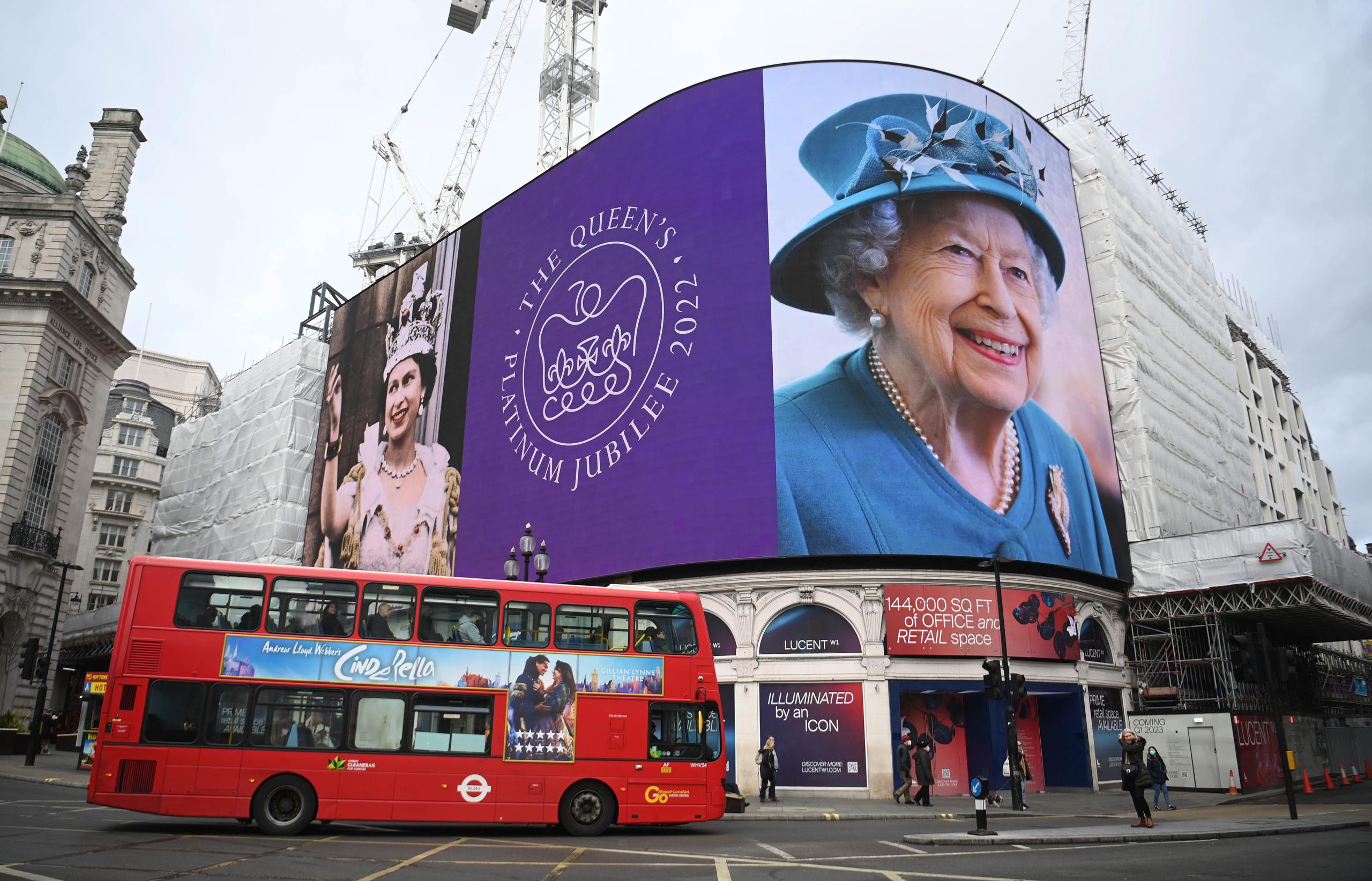 Imagen de la reina Isabel II en varias pantallas en Picadilly Circus, en Londres, para conmemorar el 70 aniversario de su subida al trono, el pasado 6 de febrero. EFE/EPA/NEIL HALL
