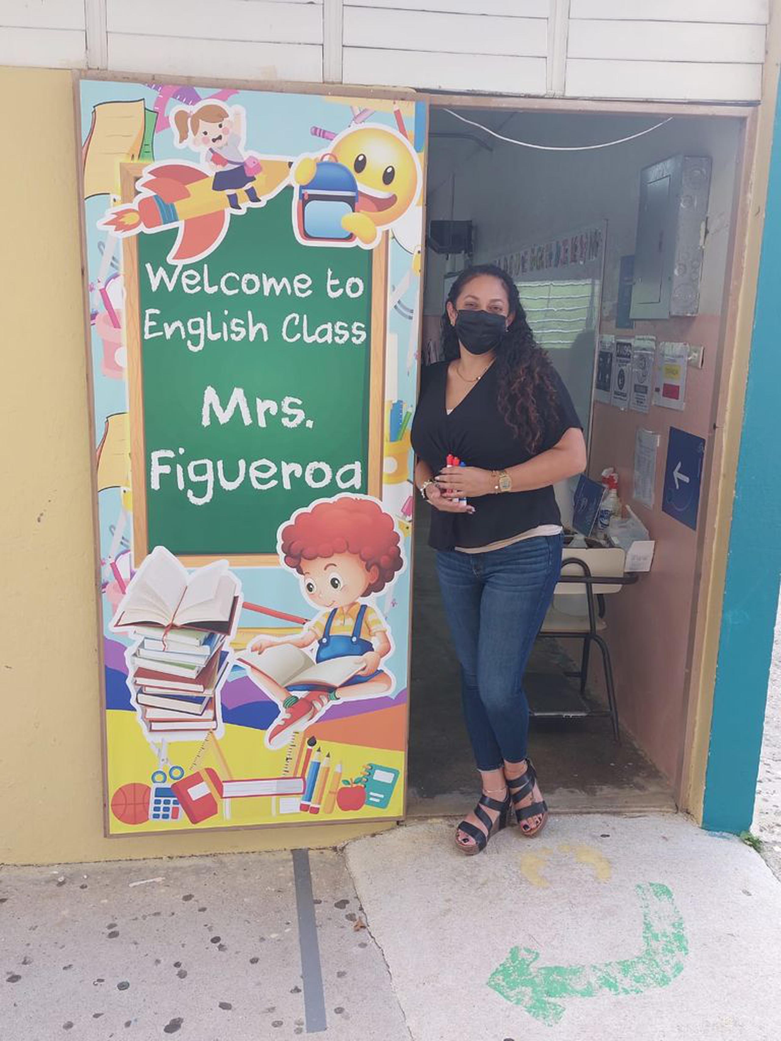 Luego de dos viajes para recoger estudiantes y llevarlos a la escuela, Neida Elis Figueroa Rivera se dirige a su salón para la jornada lectiva.