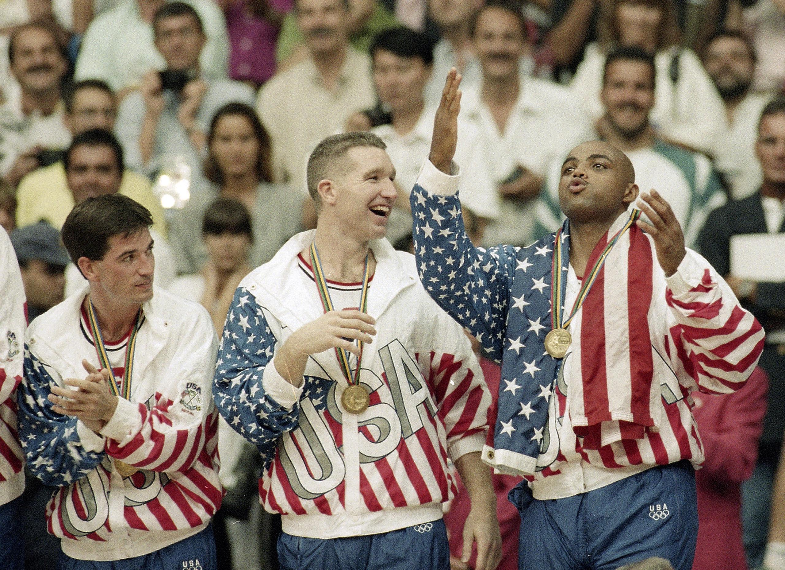 John Stockton, Chris Mullin y Charles Barkley durante la premiación por la medalla de oro en Barcelona 1992. La inclusión de jugadores de la NBA en Olimpiadas ocurrió mientras Borislav Stankovic fue secretario general de FIBA.