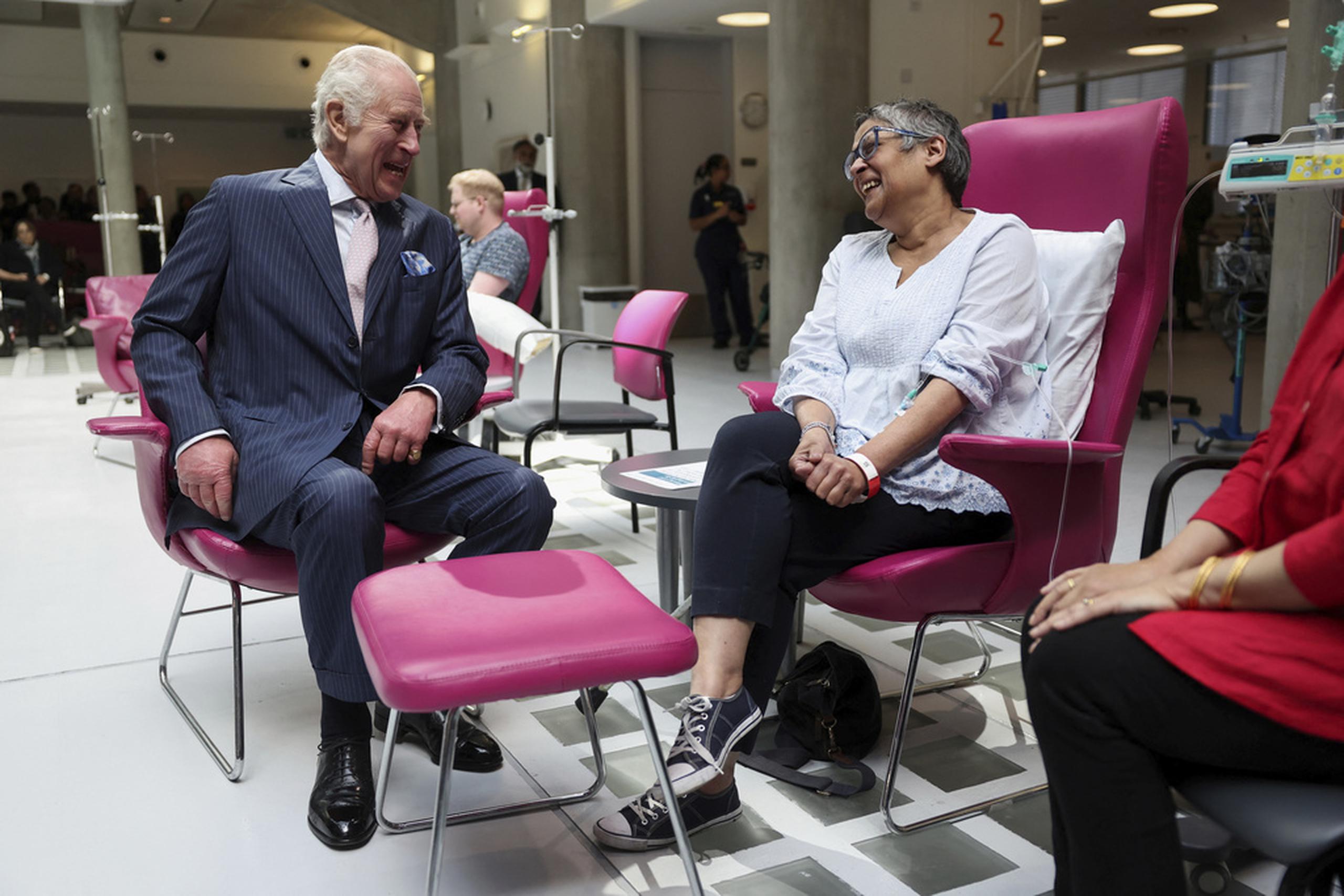 El rey Carlos III conversa con la paciente Asha Millan durante su visita al Centro Oncológico Macmillan del University College Hospital.