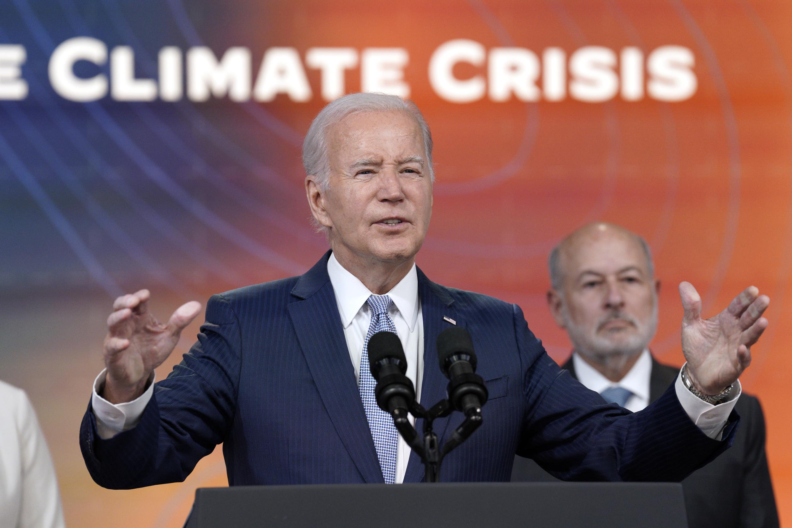 El presidente Joe Biden anunció este jueves una serie de medidas para mitigar el calor extremo, como solicitar al Departamento de Trabajo que emita una "Alerta de Peligro" para garantizar que los trabajadores tengan protección federal frente a las altas temperaturas.