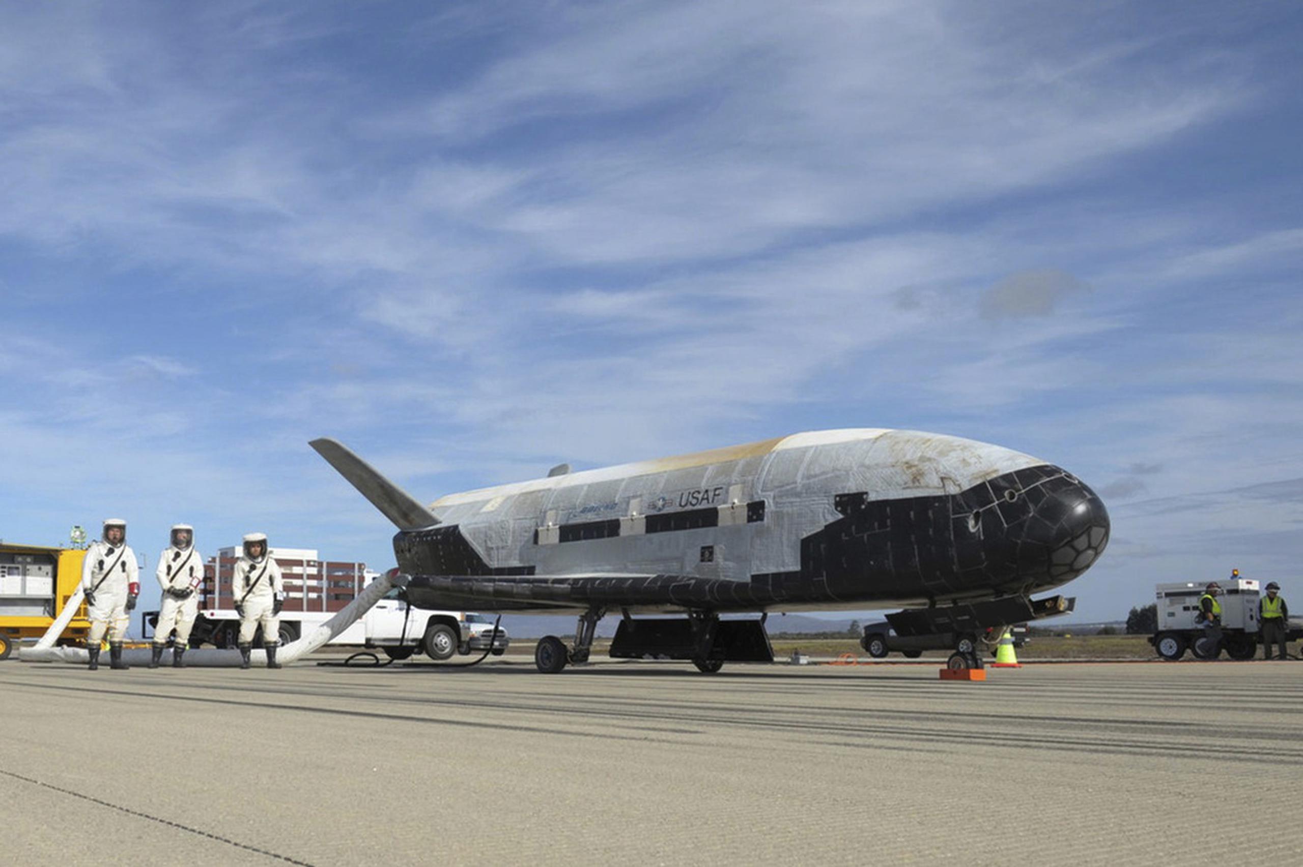Esta fotografía sin fecha, proporcionada por la Fuerza Aérea de Estados Unidos, muestra un vehículo de prueba orbital X-37B en el Centro Espacial Kennedy de la NASA, en Florida.