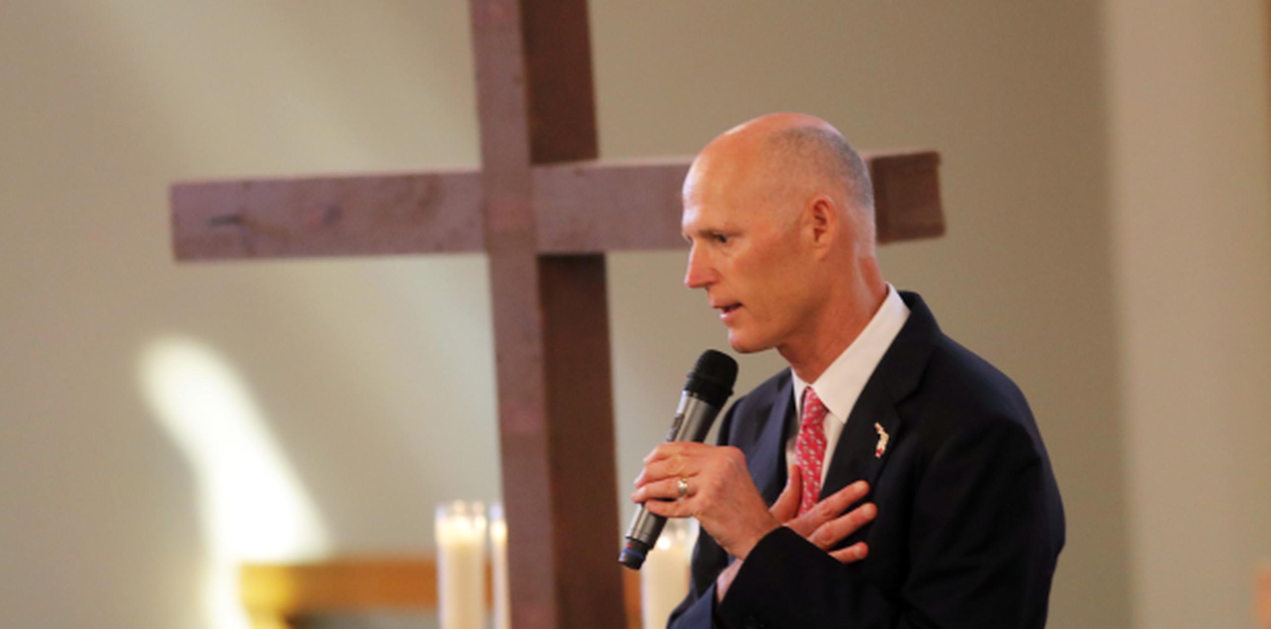 El gobernador de Florida, Rick Scott, participó ayer de un culto en memoria de las víctimas de Parkland. (Archivo)